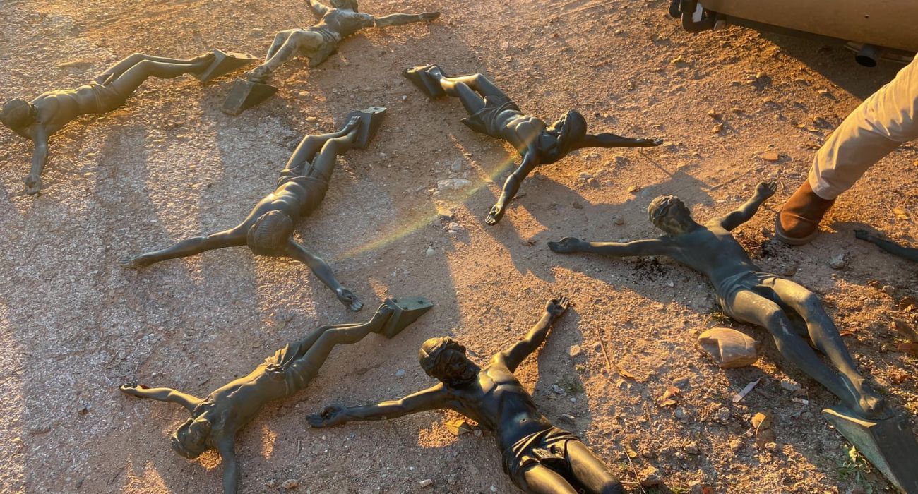 Algunos de los crucifijos que tres individuos han intentado llevarse de un cementerio.