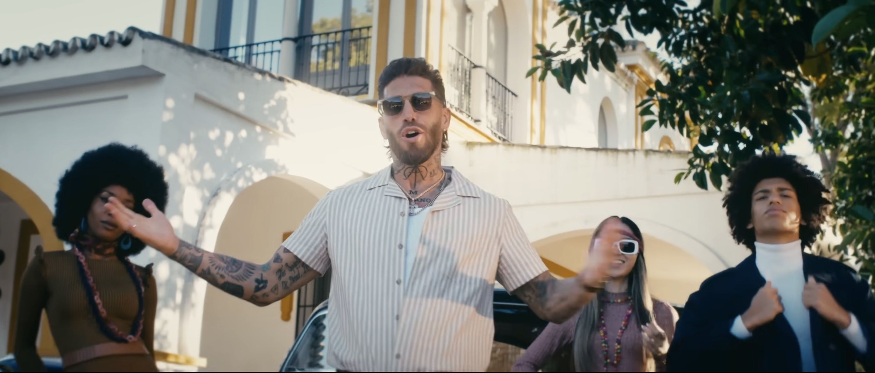 Pasaje del videoclip 'No me contradigas' en el participa Sergio Ramos junto a Los Yakis
