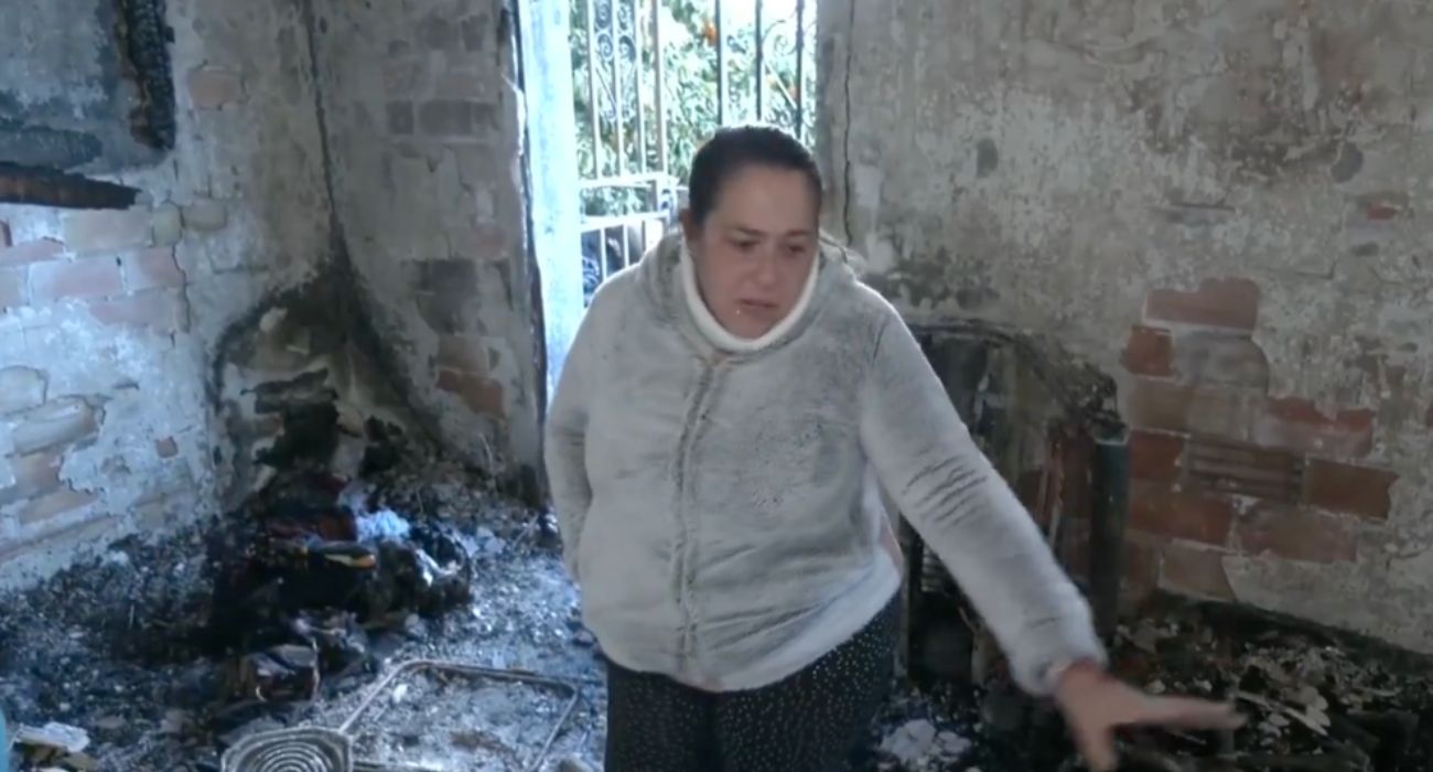 María del Carmen muestra cómo ha quedado tras el incendio la vivienda en la que vivían.
