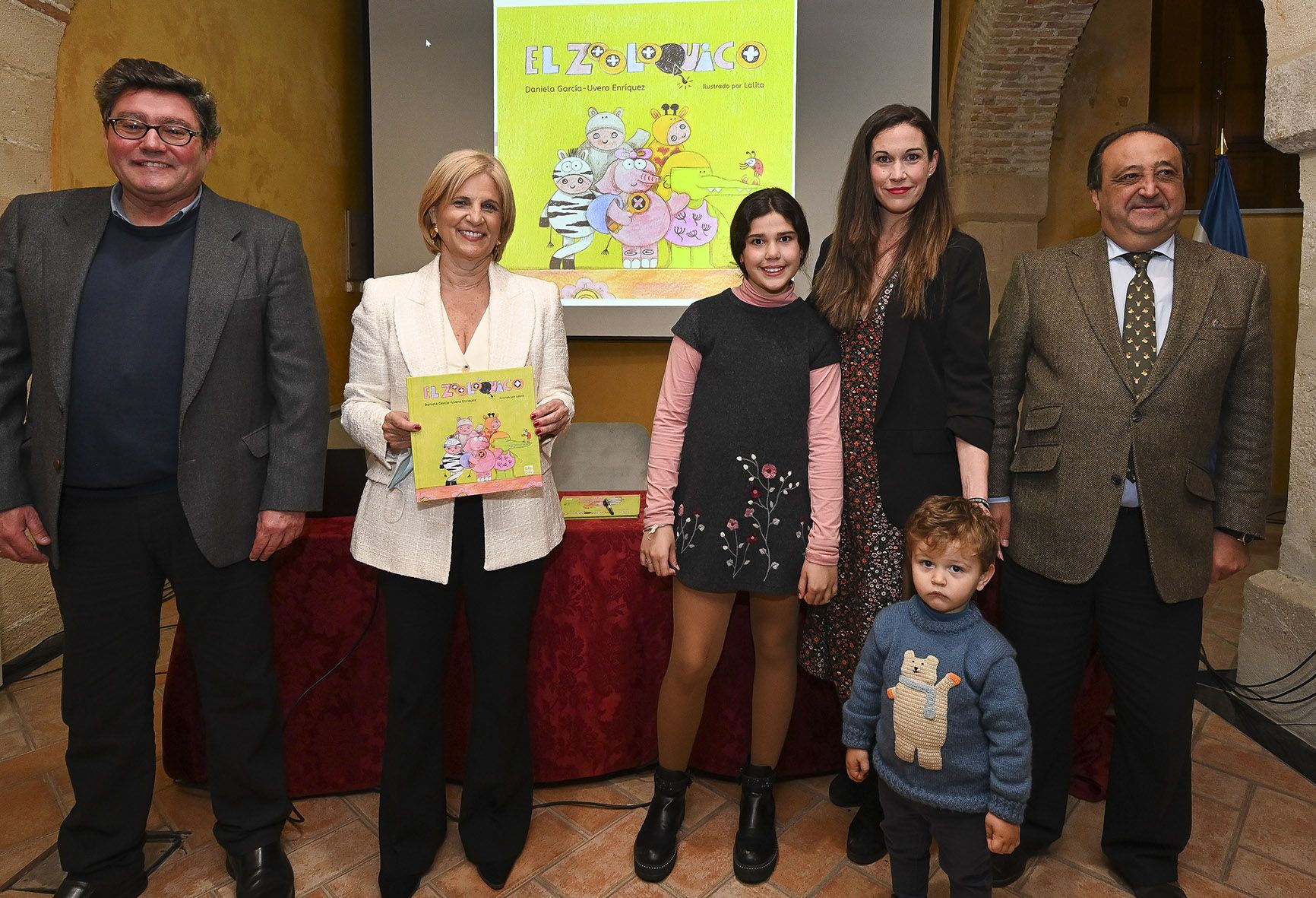 Daniela García-Uvero Enríquez, en la presentación de su libro, con la alcaldesa María José García-Pelayo y el delegado Francisco Zurita.