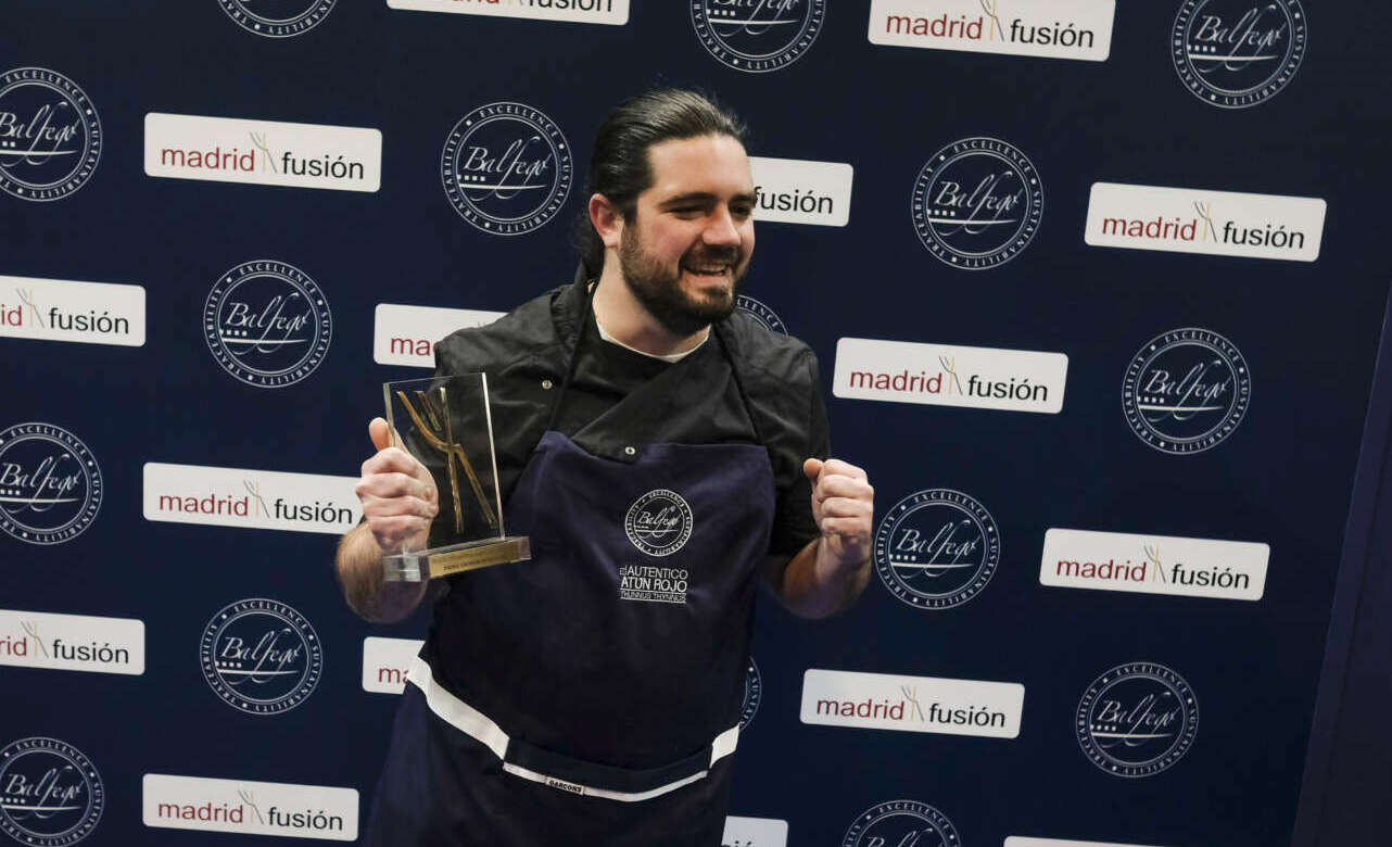 Pedro Aguilera, con el premio a cocinero revelación en Madrid Fusión 2022.