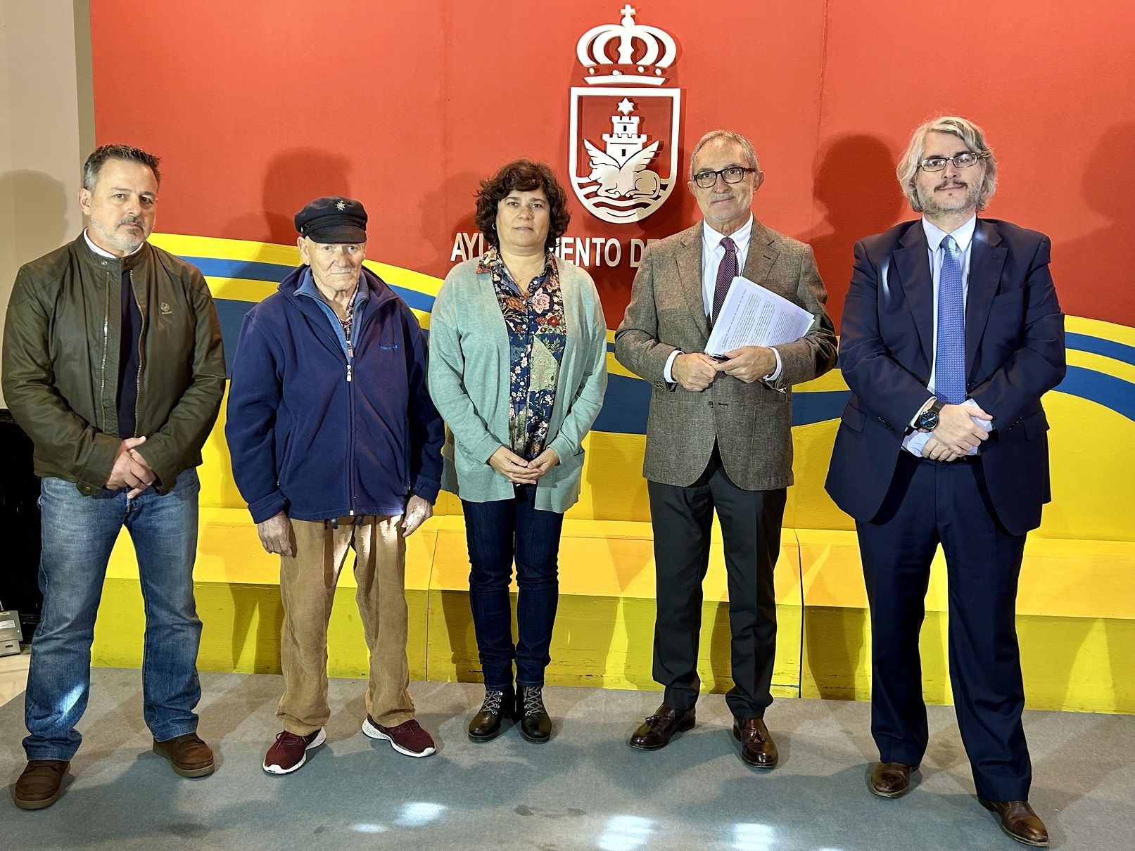 271223 La alcaldesa de Sanlúcar, Carmen Álvarez, tras la firma del convenio para ayudar a las familias del buque hundido.