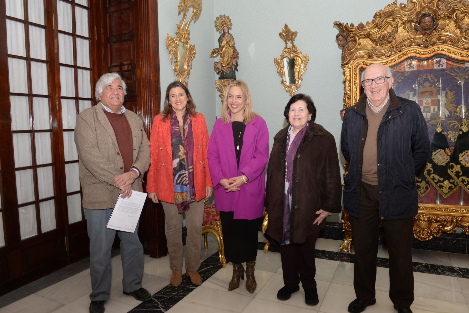 Diputación ayudará a terminar la construcción de la nueva residencia de mayores de Sanlúcar. La presidenta con la fundación ARAS.