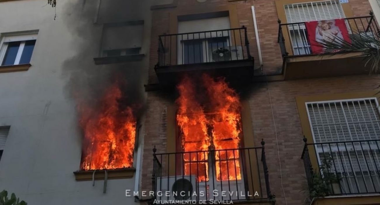 La vivienda que ha salido ardiendo en Sevilla.