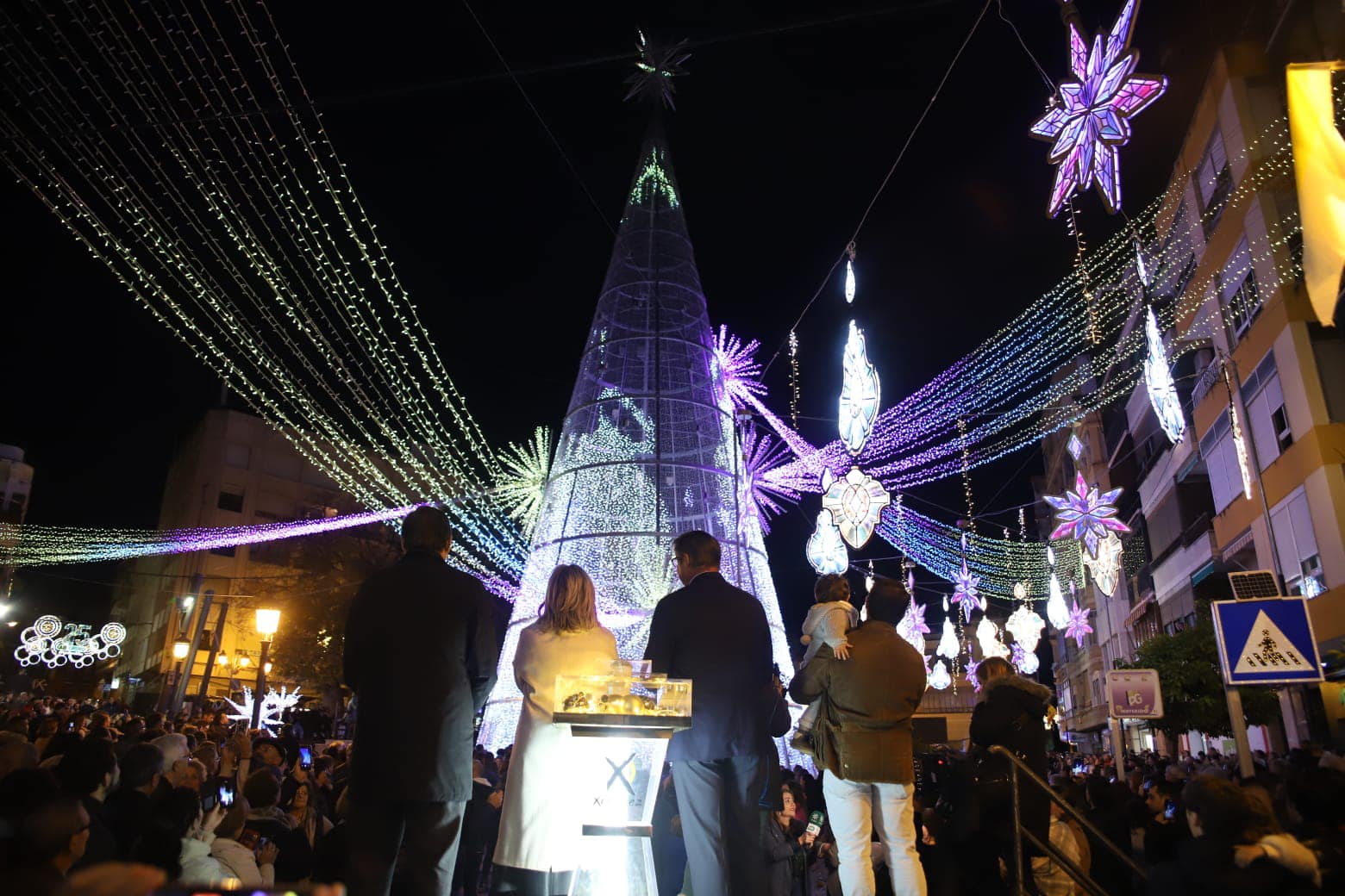 El pueblo andaluz que 'inventó' las luces de Navidad exporta a medio mundo y tiene un alumbrado que es otro rollo.
