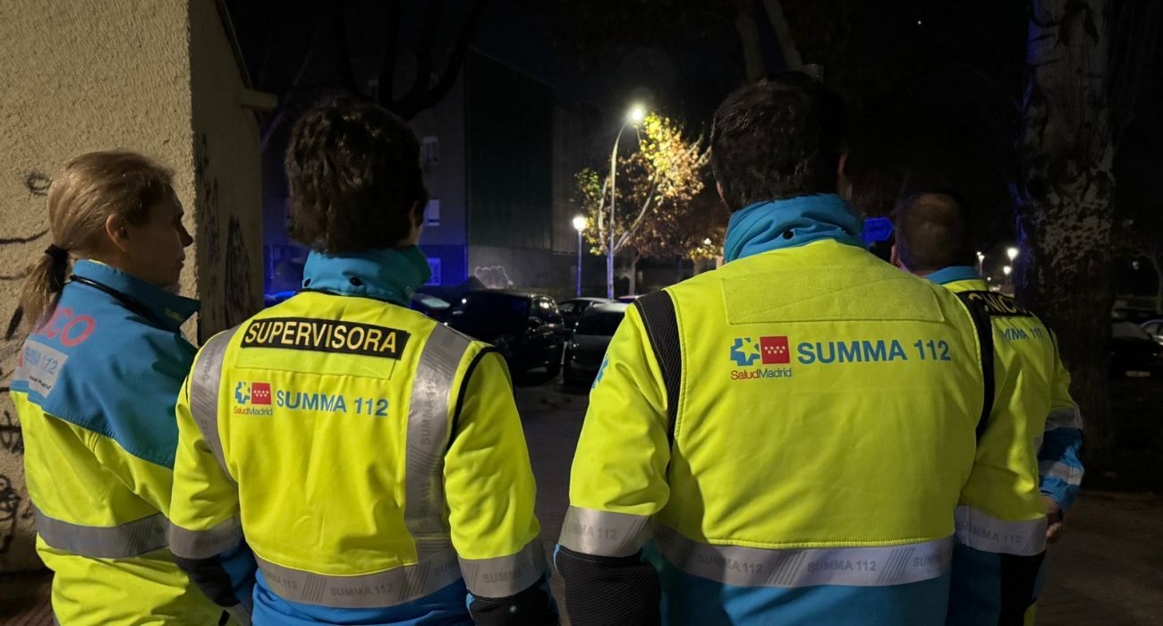 Sanitarios del Summa, en el lugar donde un tío ha matado a su sobrino tras una discusión familiar.