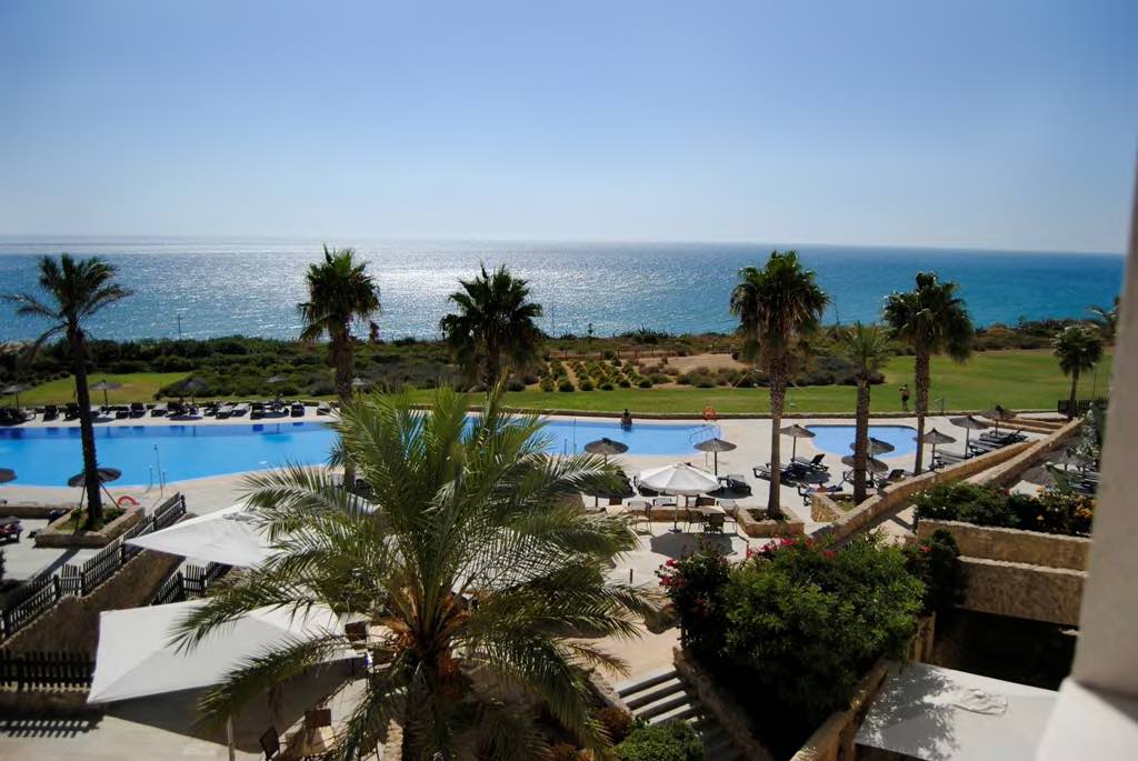 Vista del hotel de Conil, en una imagen de Trivago.