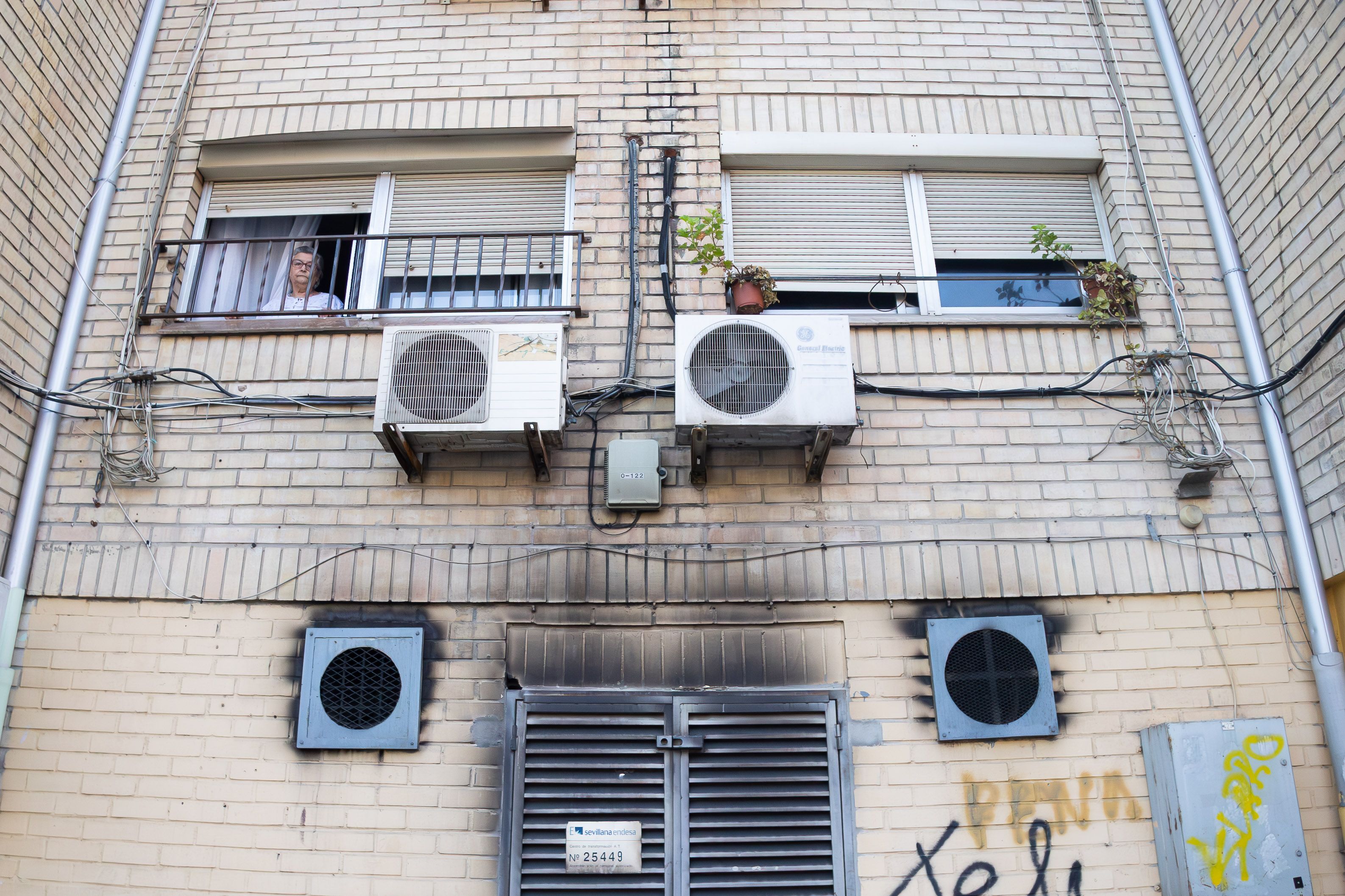 Rosario Romero, en su casa, justo encima del transformador del Mopu incendiado hace días.