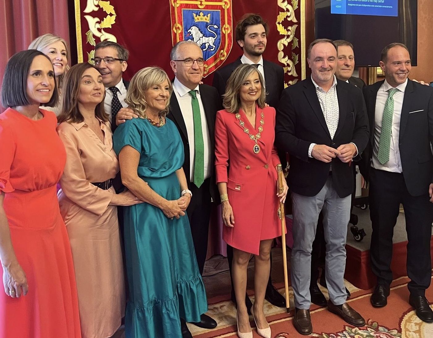 La exalcaldesa Ibarrola, en el centro de la imagen, con el bastón de mando del Ayuntamiento de Pamplona, que ha tenido que cederlo a EH Bildu.
