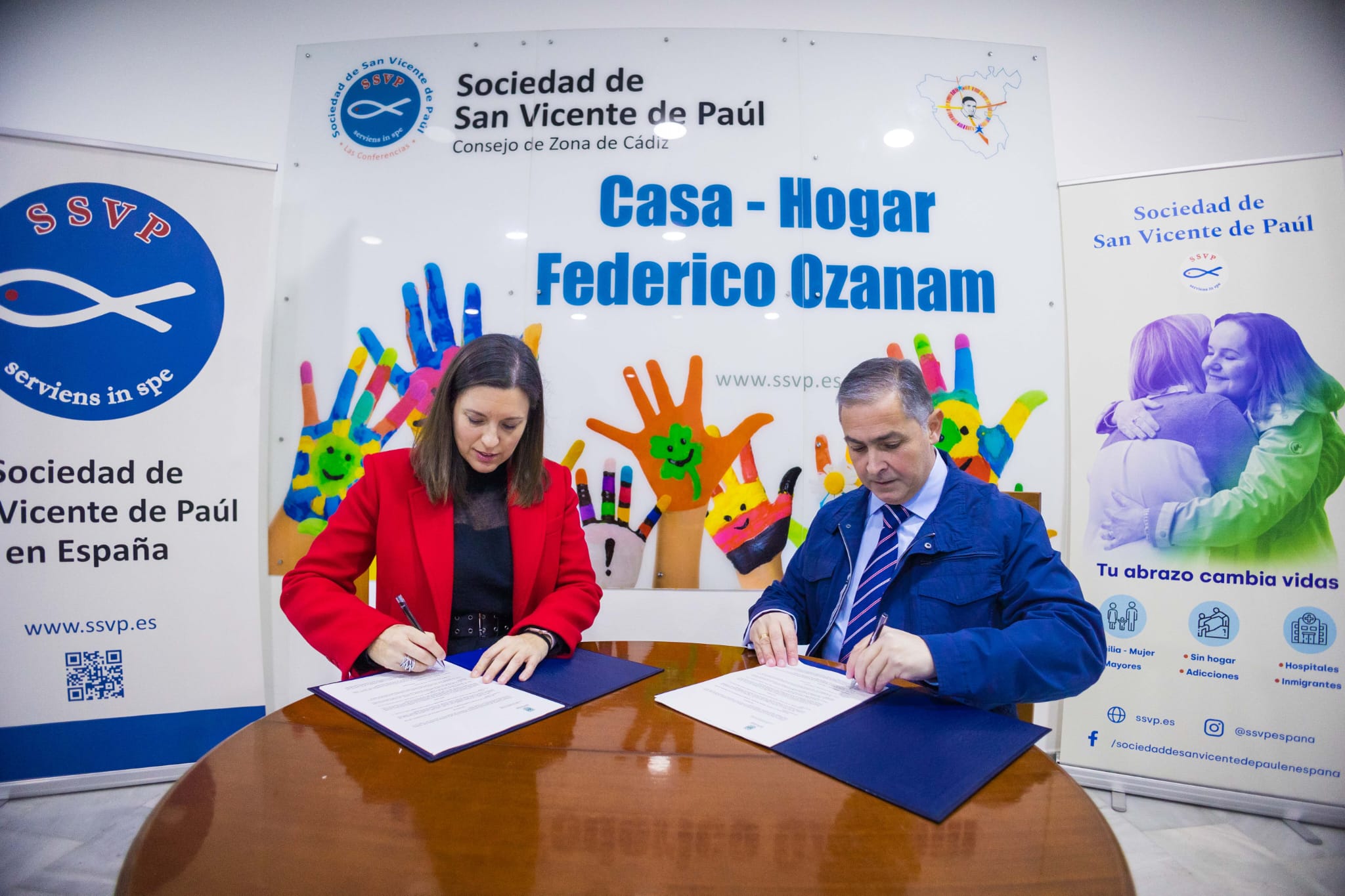 La alcaldesa y el presidente el presidente del Consejo de la Sociedad San Vicente de Paúl, firmando el convenio.
