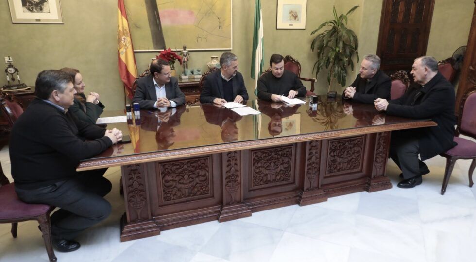 Firma del convenio entre el obispado de Jerez y el Ayuntamiento de Rota.