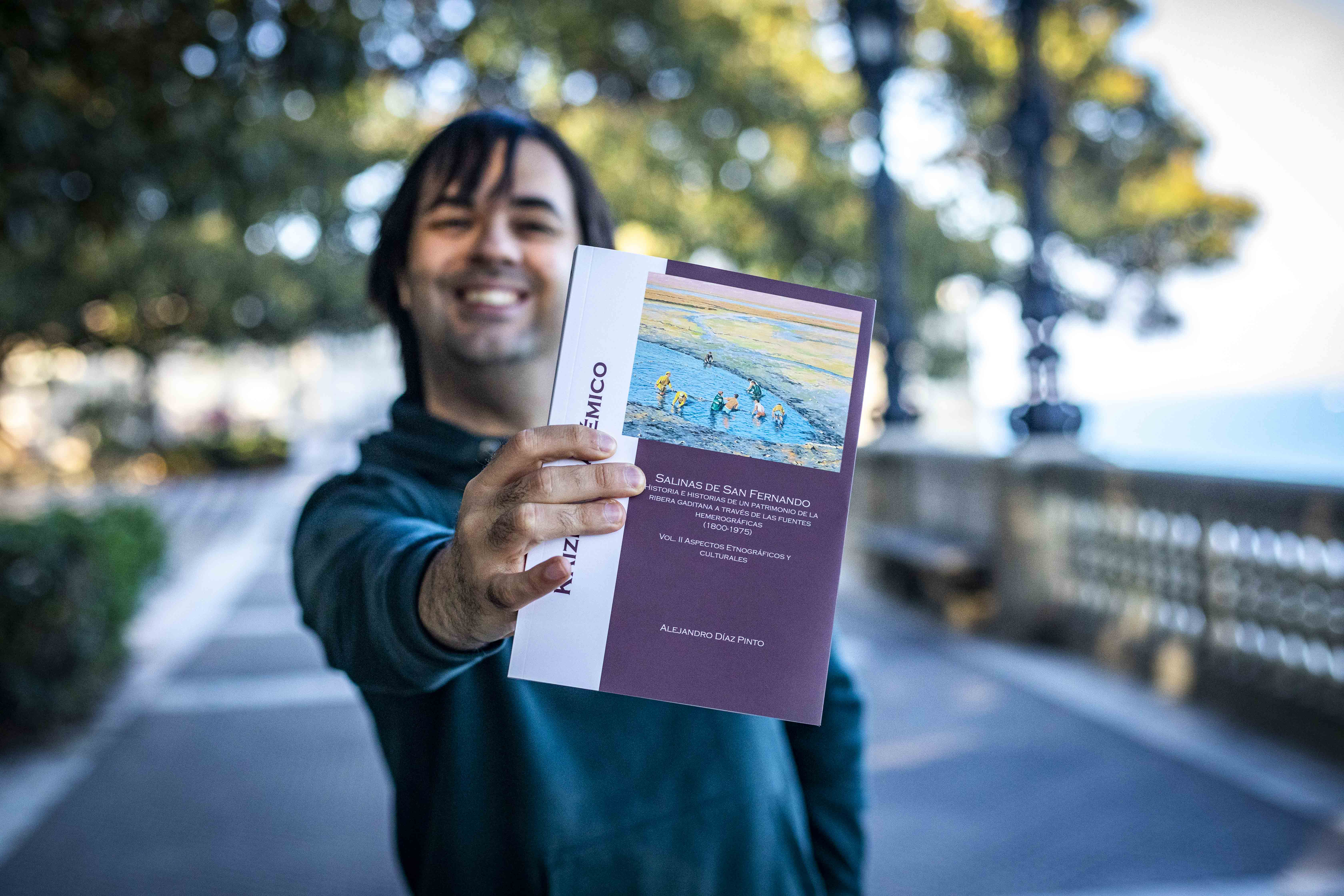 Alejandro Díaz, con un ejemplar de su libro. GERMÁN MESA