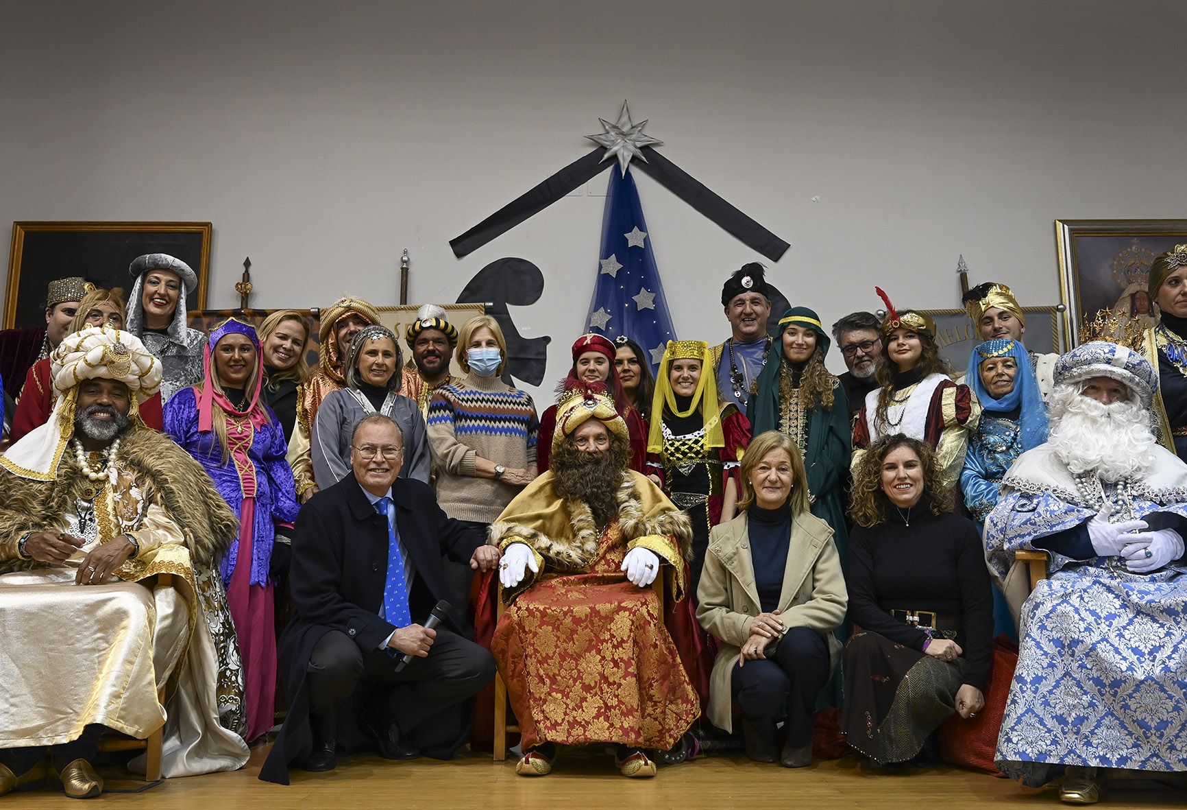 Los Reyes Magos rodeados por la alcaldesa, delegados, mayores y familiares.