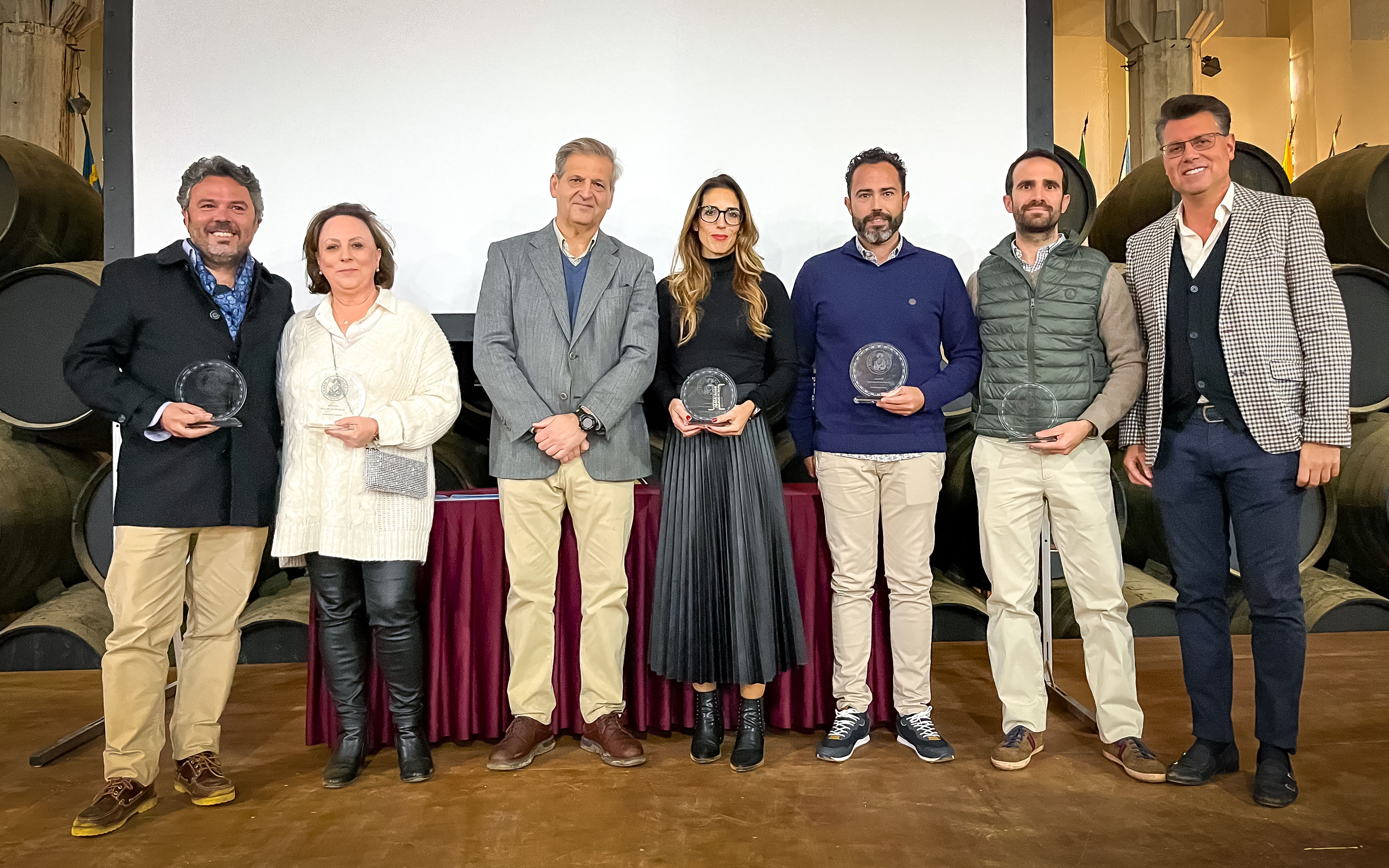 Los premiados con sus trofeos acompañando al director de Williams & Humbert, en el centro. 