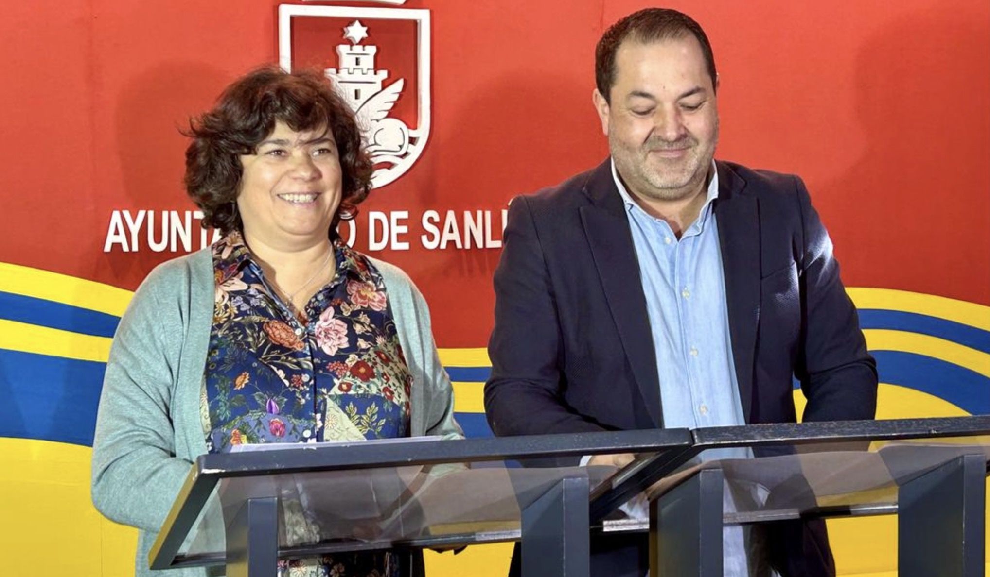 La alcaldesa de Sanlúcar, Carmen Álvarez, y el presidente de la Peña Flamenca Puerto Lucero, Ricardo Cabrera, tras la firma del convenio de colaboración.