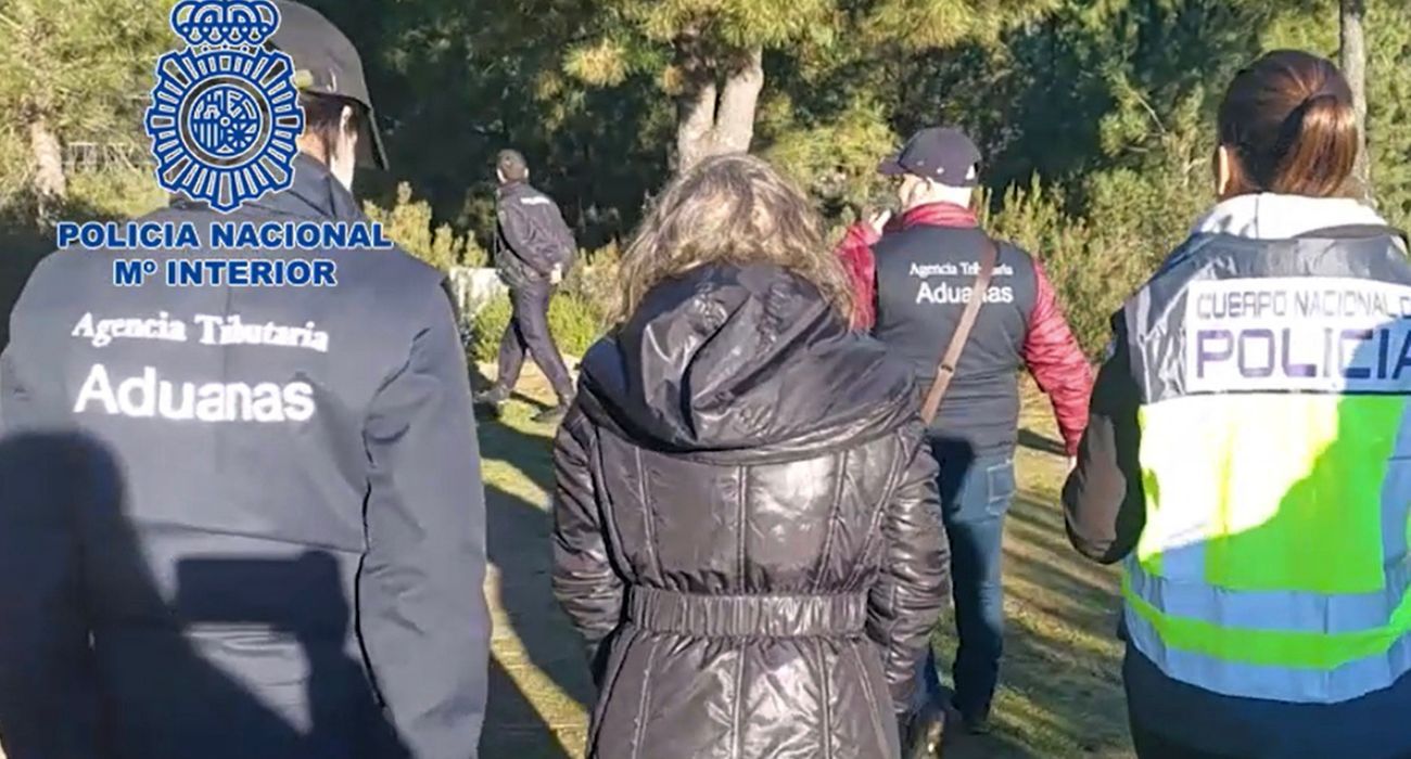 Itziar, la líder de la secta, entre dos agentes de la Policía Nacional.