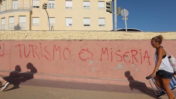 Pintada contra el turismo en la ciudad de Cádiz.