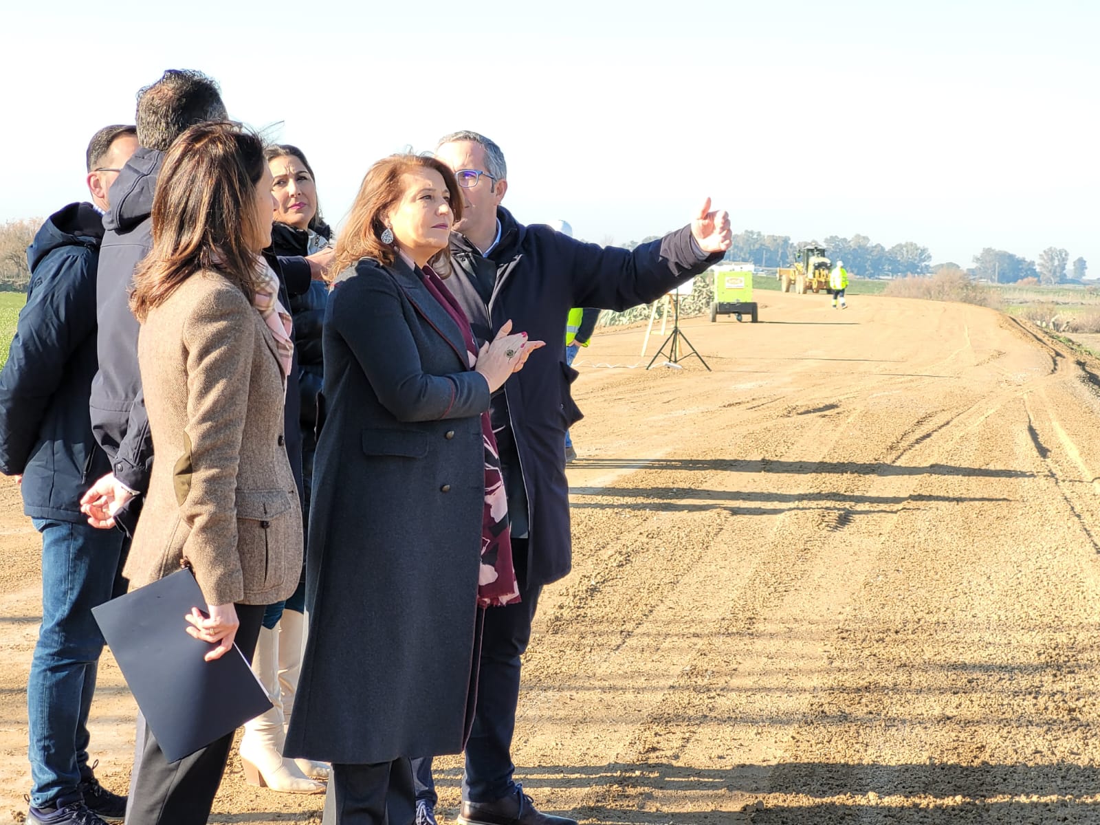 Más de 1,3 millones de euros para arreglar 22 kilómetros de caminos rurales en Cádiz. En la imagen, La consejera en una obra de un camino rural.