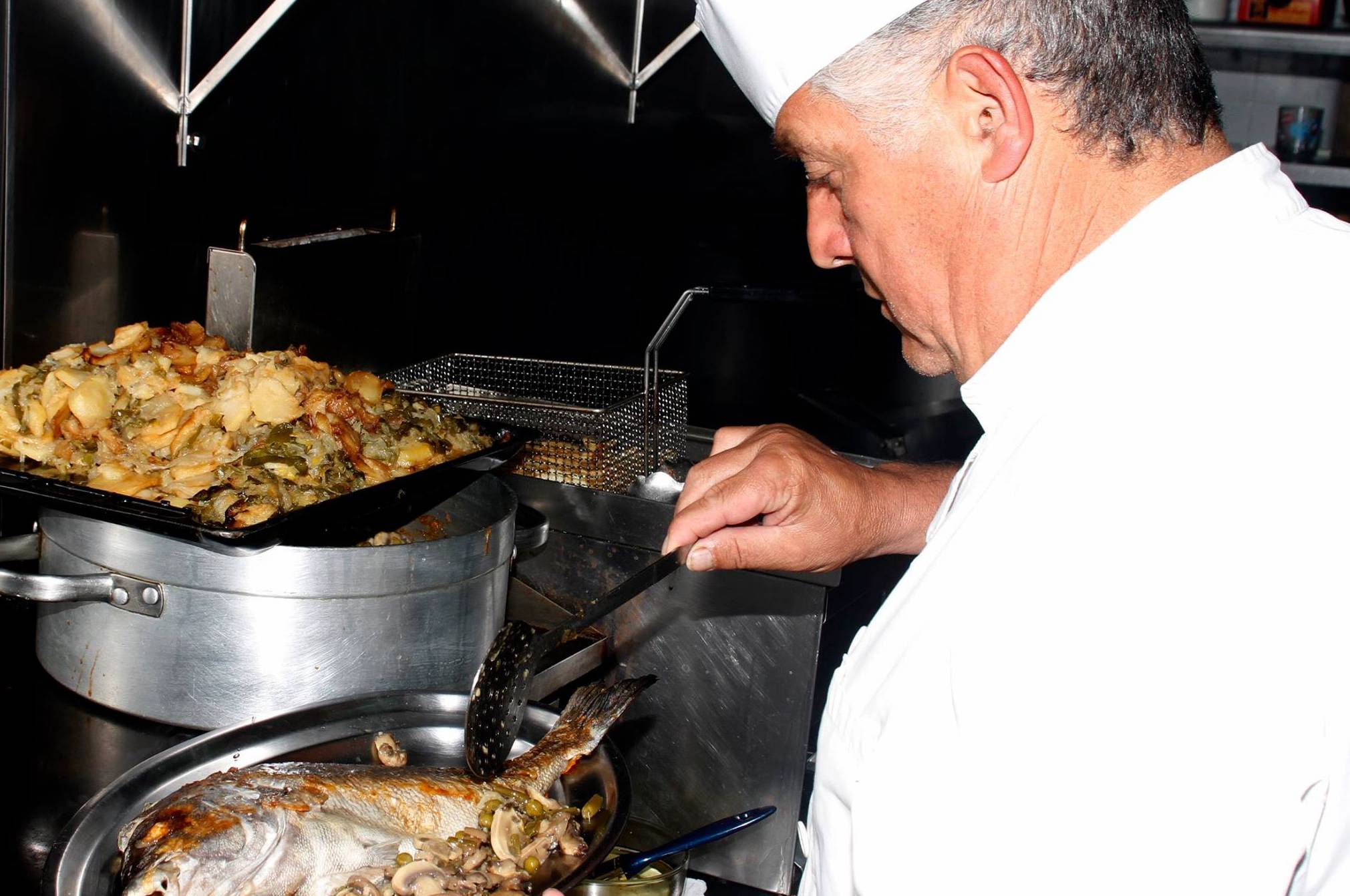 Rafael Chico, al frente de la cocina de El Mirlo, en una imagen de Facebook de su restaurante.
