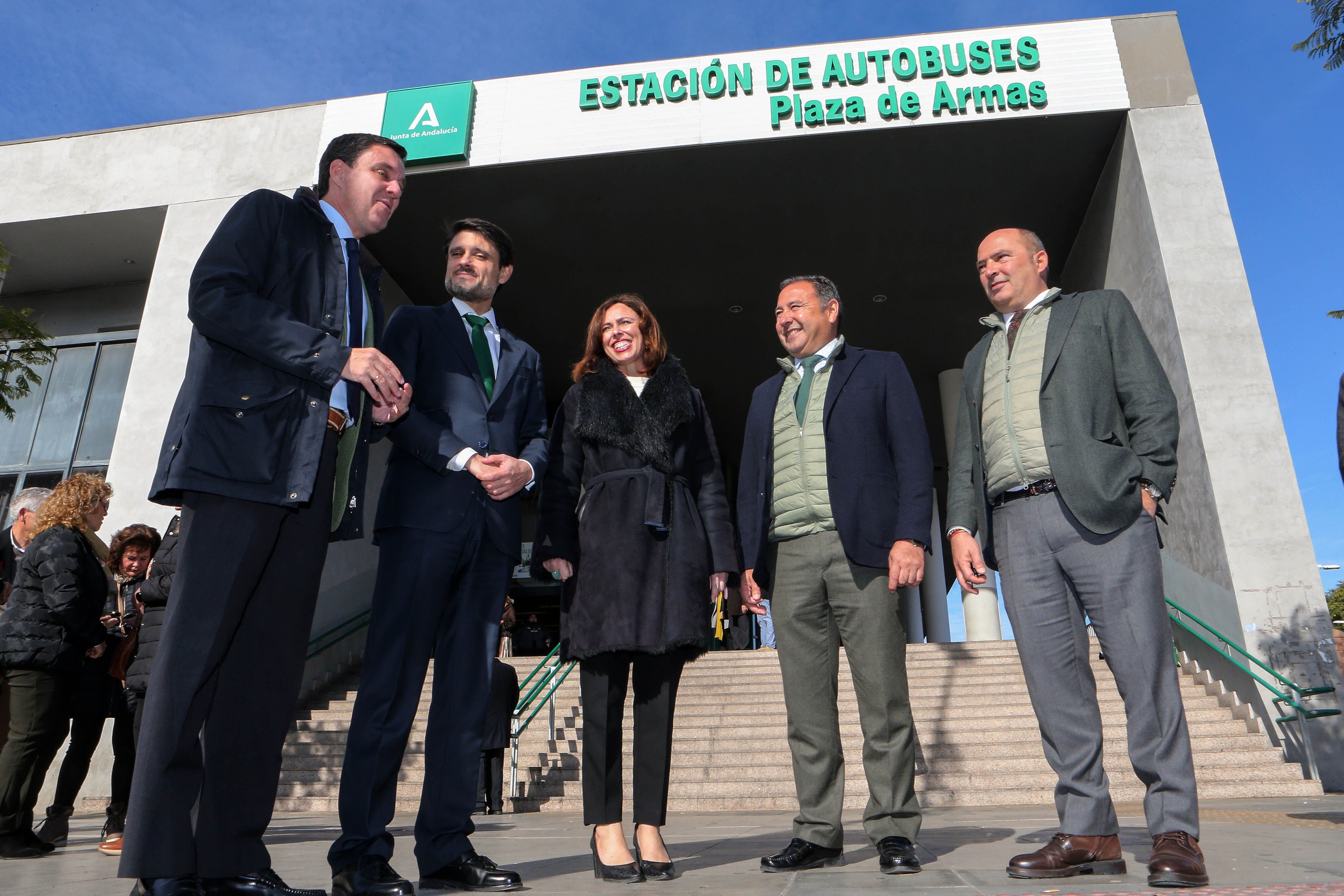 La consejera y representantes municipales en Plaza de Armas.
