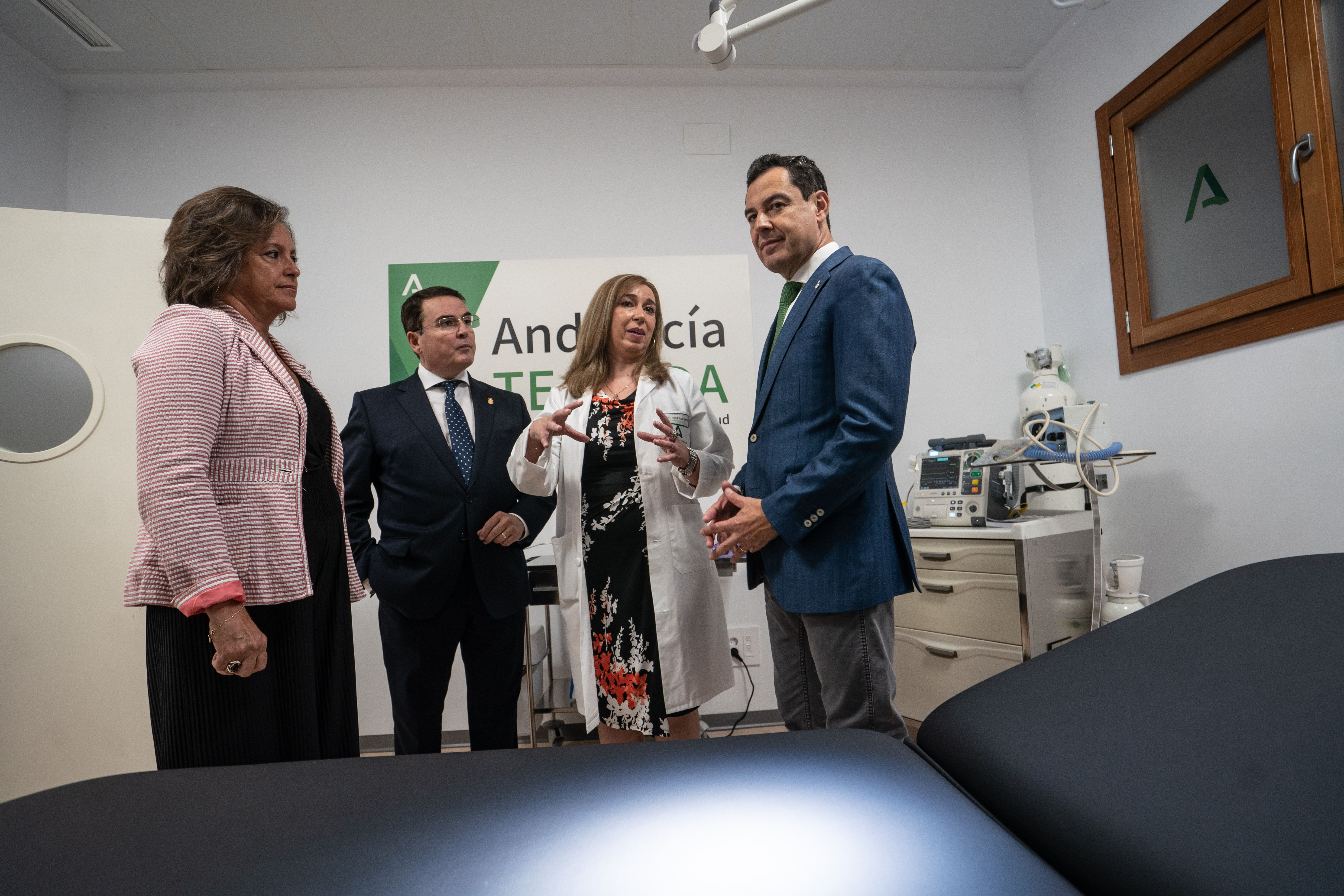Juanma Moreno y Catalina García en la inauguración de infraestructuras sanitarias.