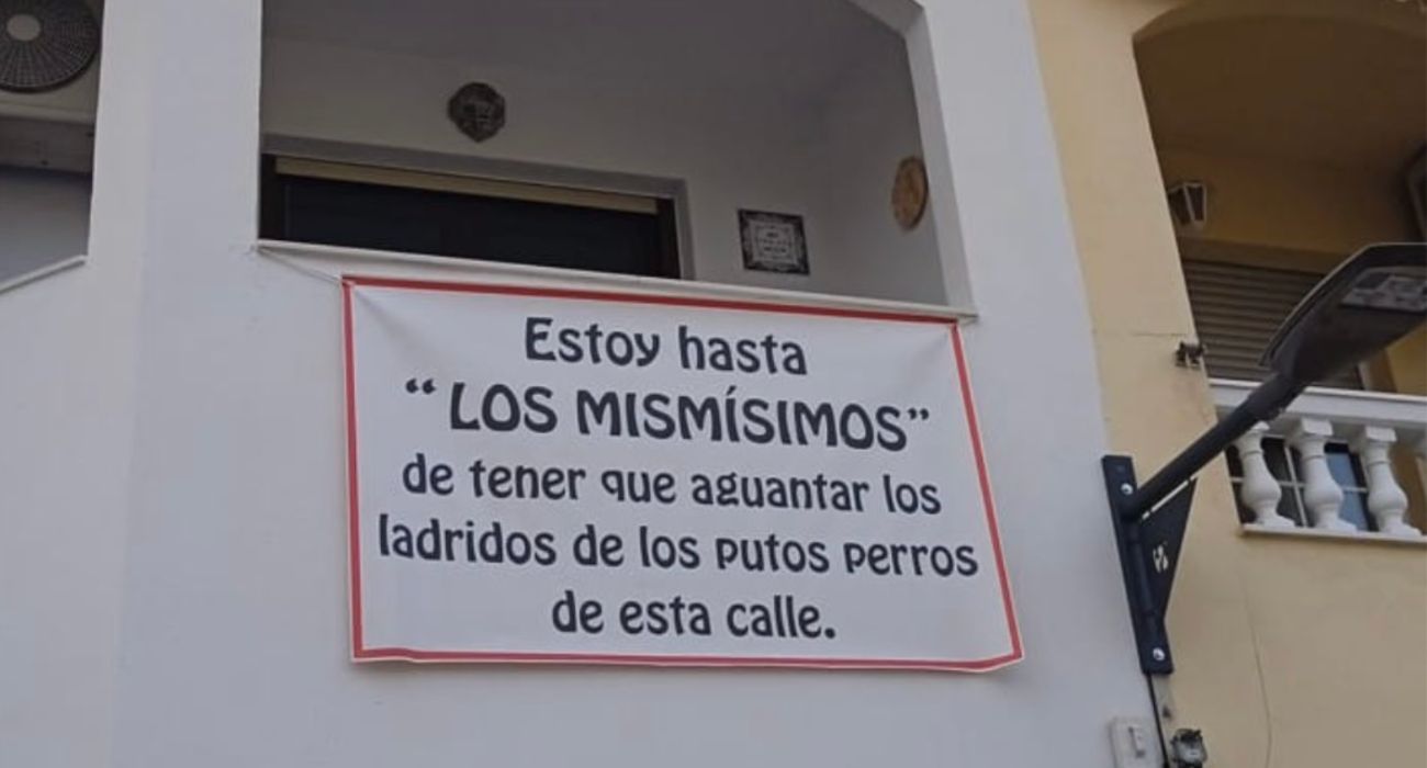 El cartel que ha colgado en su balcón un vecino de Armilla (Granada).