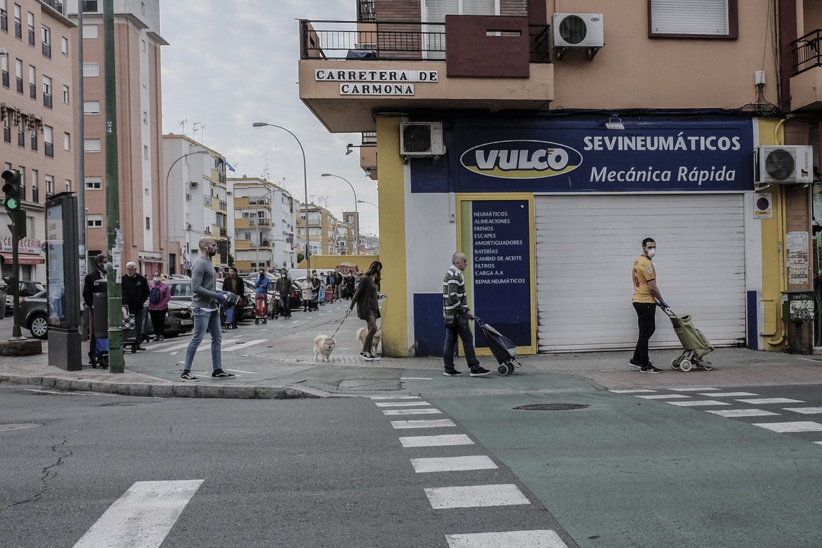 Colas durante el estado de alarma, en días pasados en Sevilla. FOTO: JOSÉ LUIS TIRADO
