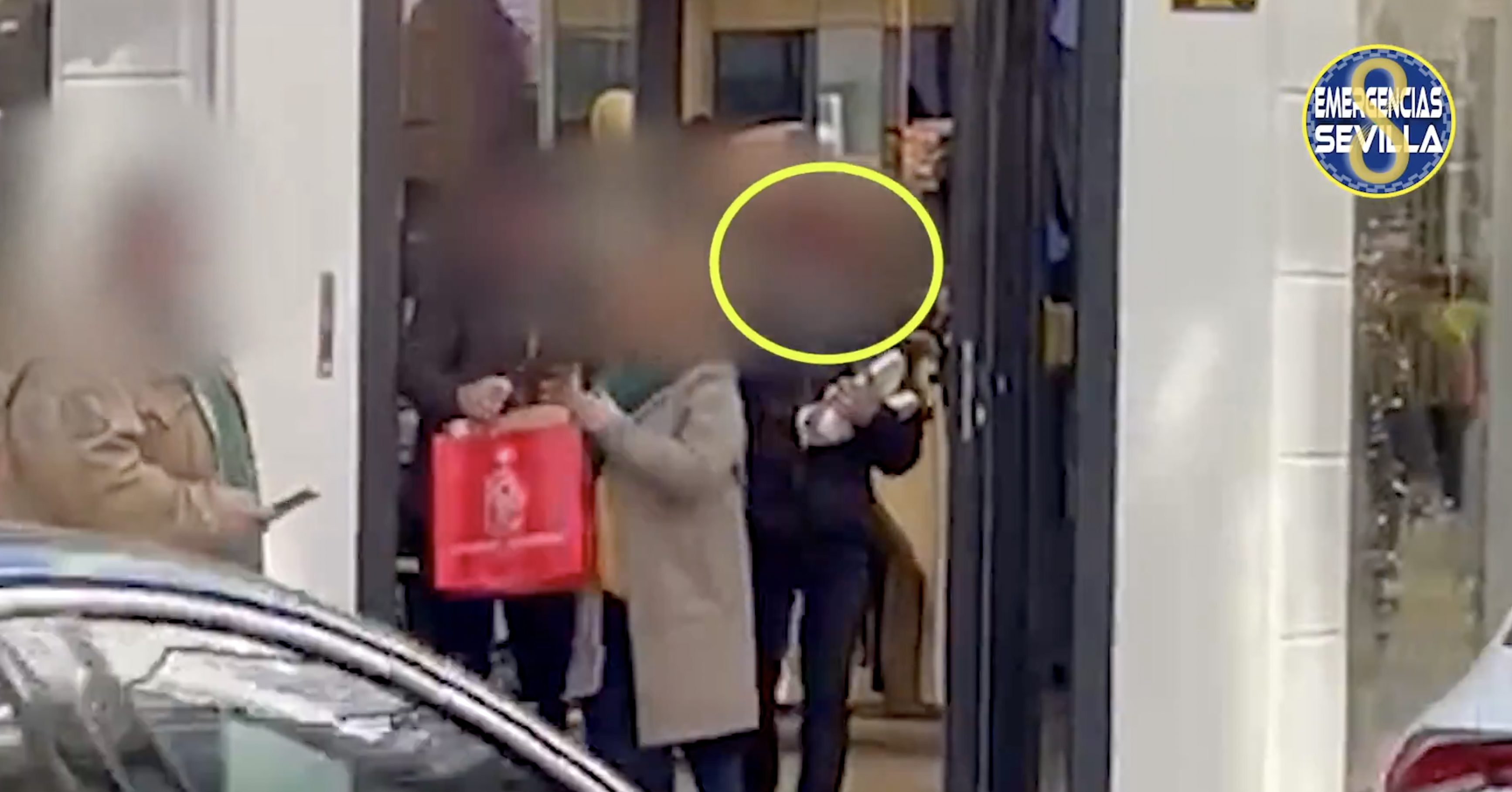 Un momento del vídeo del intento de robo de las zapatillas en el centro de Sevilla.