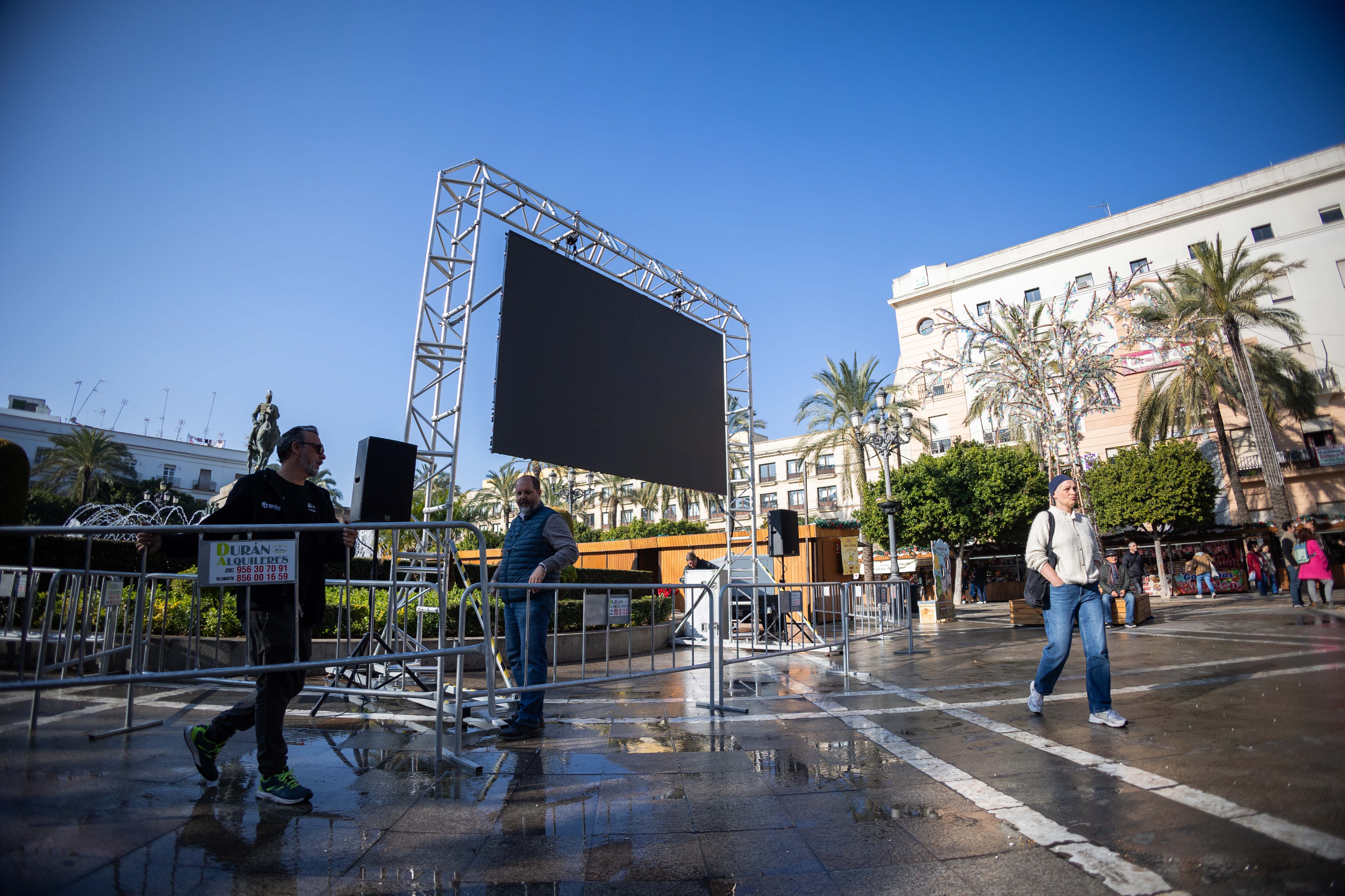 La pantalla gigante que se está preparando en plaza del Arenal con motivo de las campanadas de Canal Sur en Jerez. La pantalla gigante que se está preparando en plaza del Arenal con motivo de las campanadas de Canal Sur en Jerez.