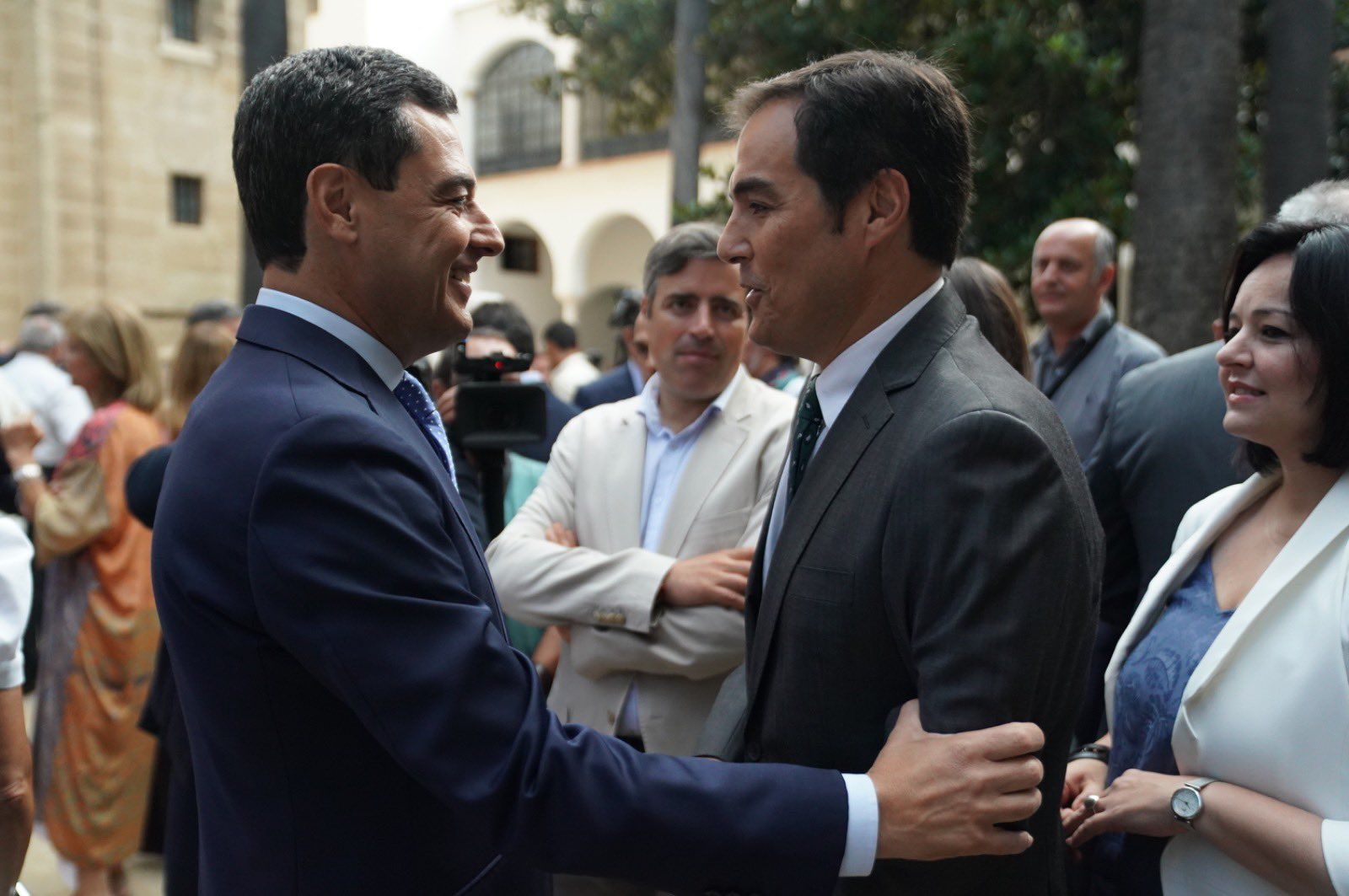 Juanma Moreno, presidente de la Junta de Andalucía, con José Antonio Nieto.