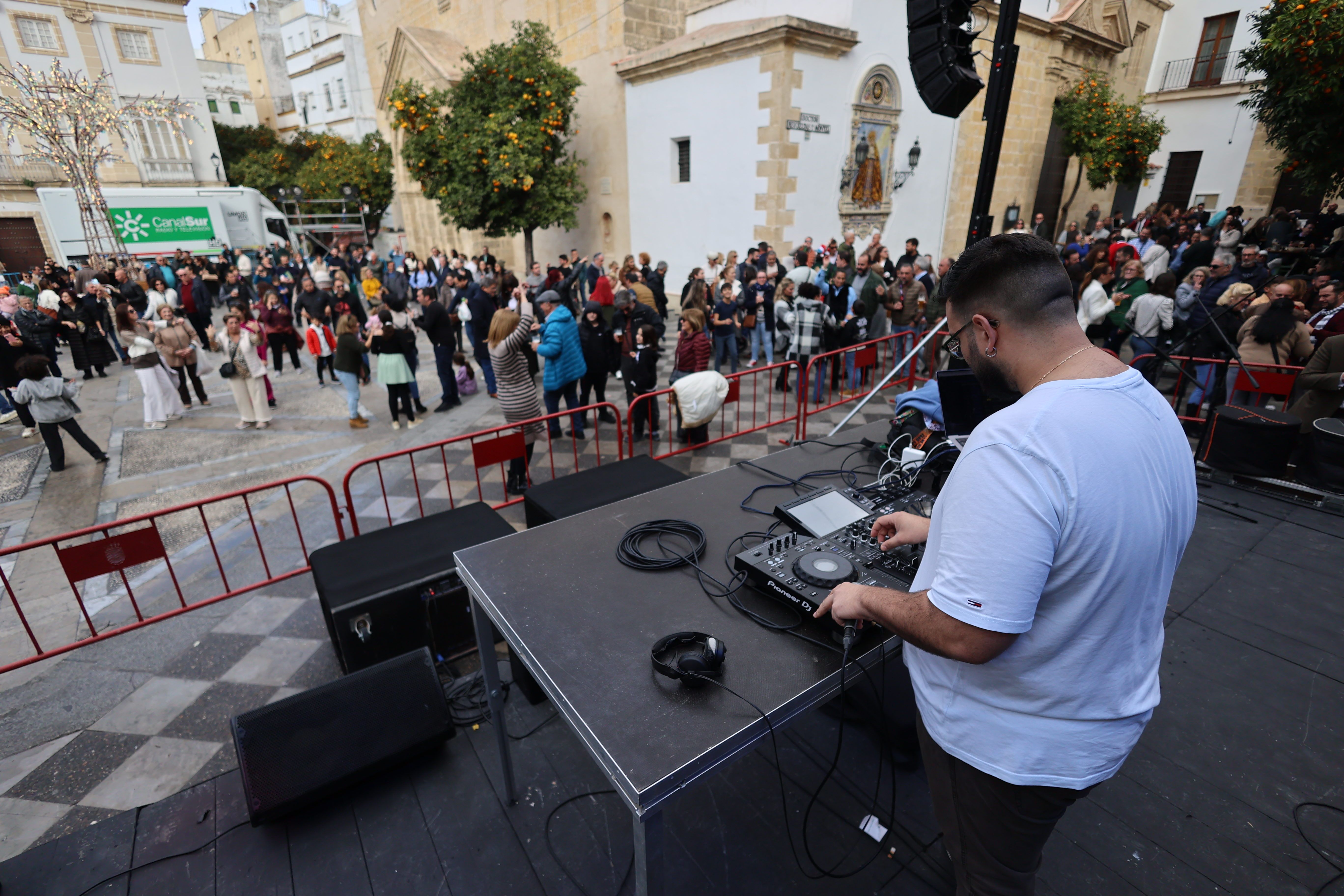 Un DJ en el centro de Jerez en la fiesta previa a las campanadas de Canal Sur.