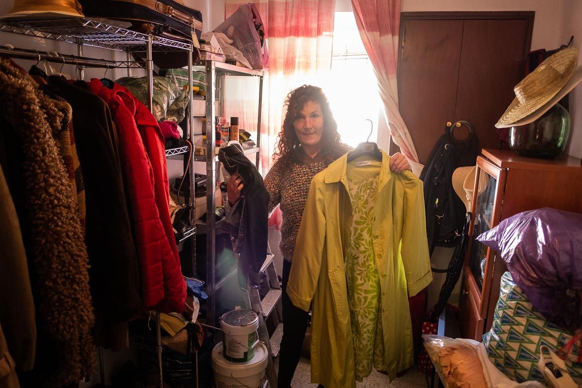 Nuria Bernal, con la ropa del rastro en casa. FOTO: MANU GARCÍA.