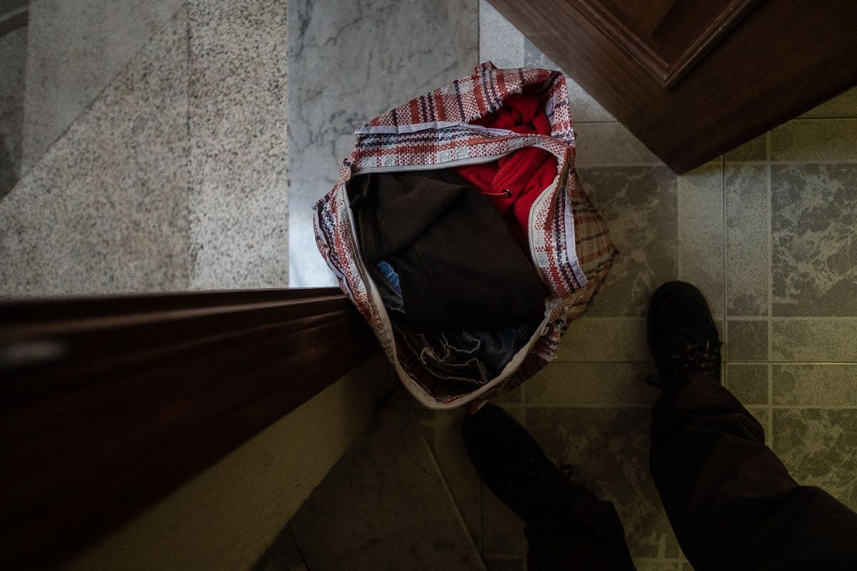 La bolsa de ropa que Lucas lleva un mes esperando. FOTO: MANU GARCÍA