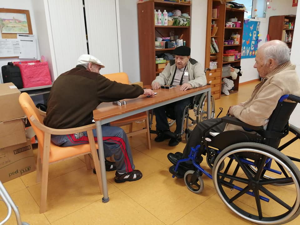 Personas mayores, en la residencia de la Cruz Roja de San Fernando.