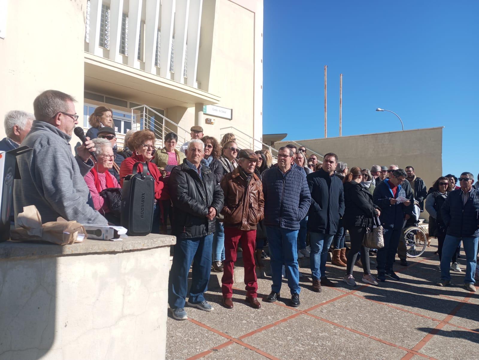 Concentración de protesta ante el centro de salud de Medina Sidonia.