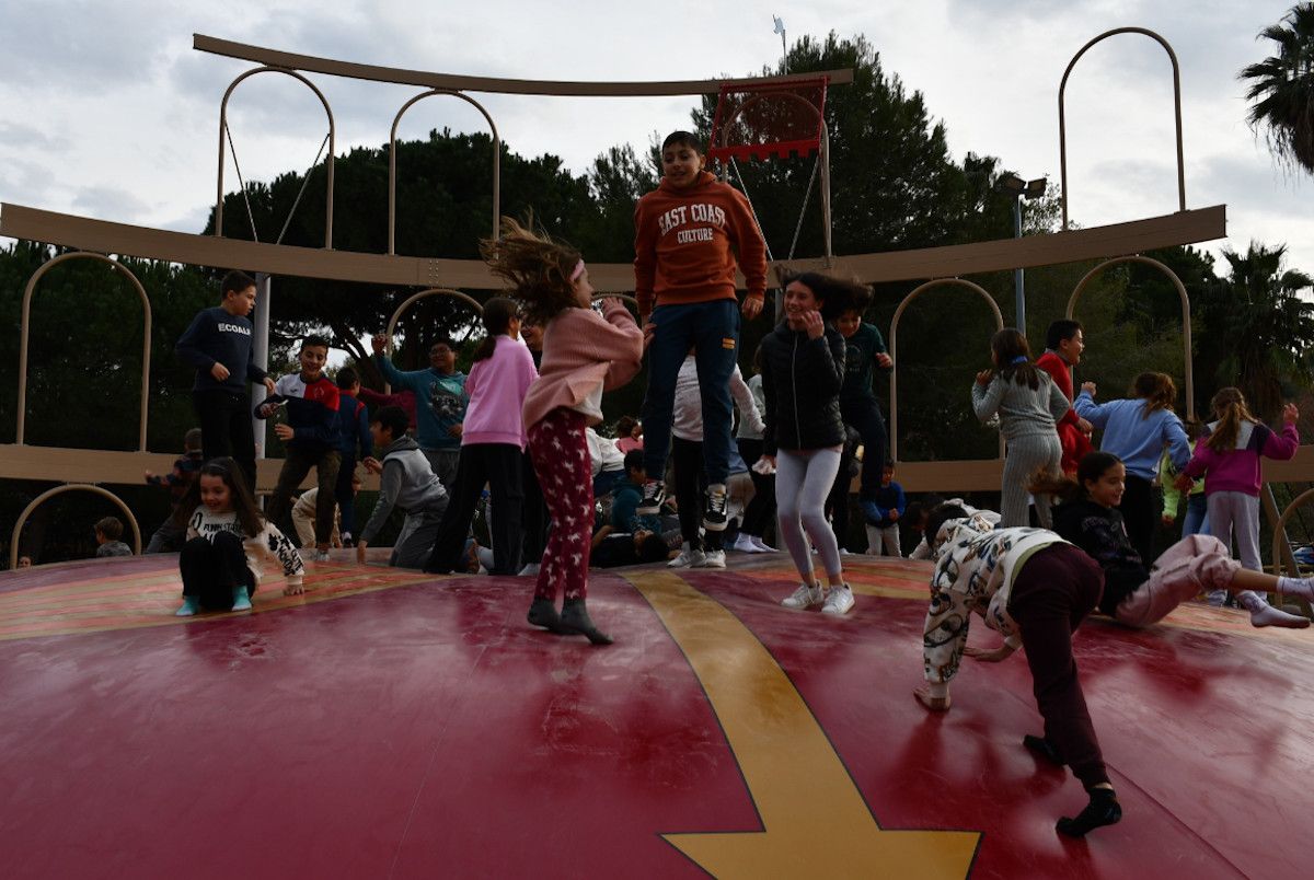 Varios niños y niñas jugando en el nuevo parque temático de San Roque dedicado a la antigua Roma.