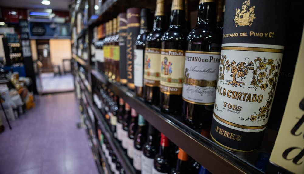 Botellas, en su mayor parte de jerez, en las estanterías de Mantequería Jerezana. 