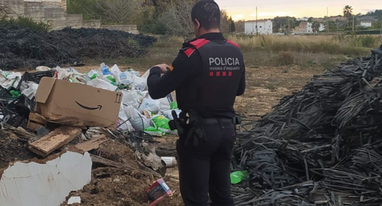 Imagen de archivo de los Mossos d'Esquadra, que han acudido al aviso de un barrendero tras encontrar a un bebé en una papelera.