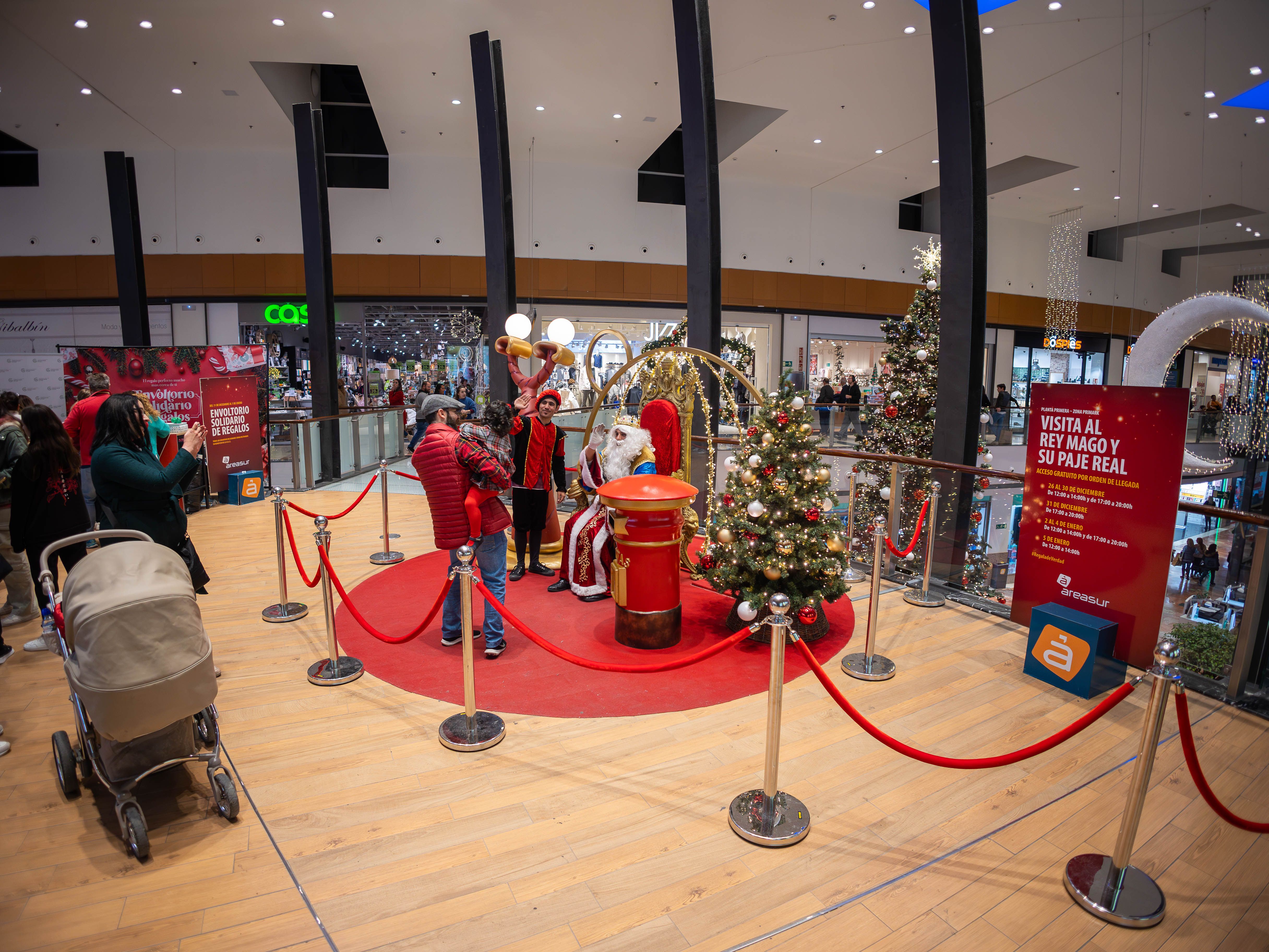 Ambiente navideño en el centro comercial.