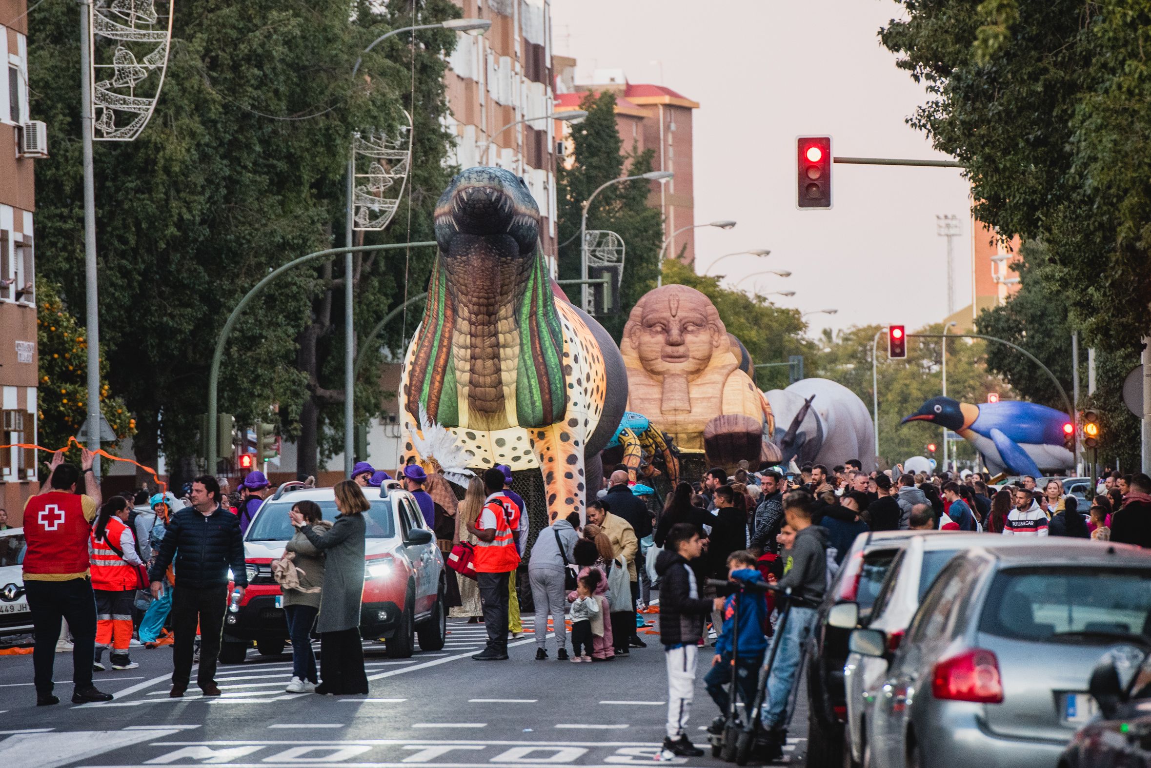 Una cabalgata de Reyes Magos en Sevilla, una ciudad 'colapsada' por el calendario navideño, el pasado 2 de enero.