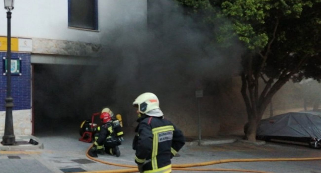 Bomberos, en una imagen de archivo tras un incendio en Ojén.