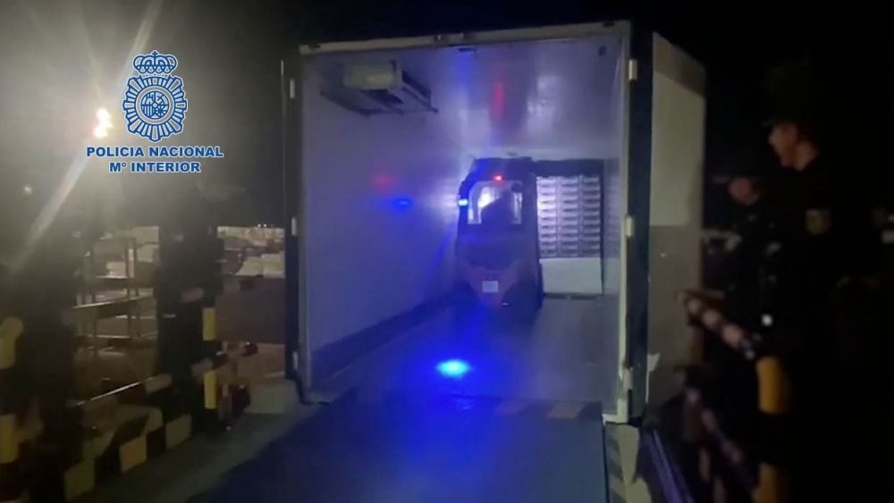 Imagen de la operación en la que se ha descubierto en El Ejido un camión de lechugas con 925 kilos de hachís ocultos.