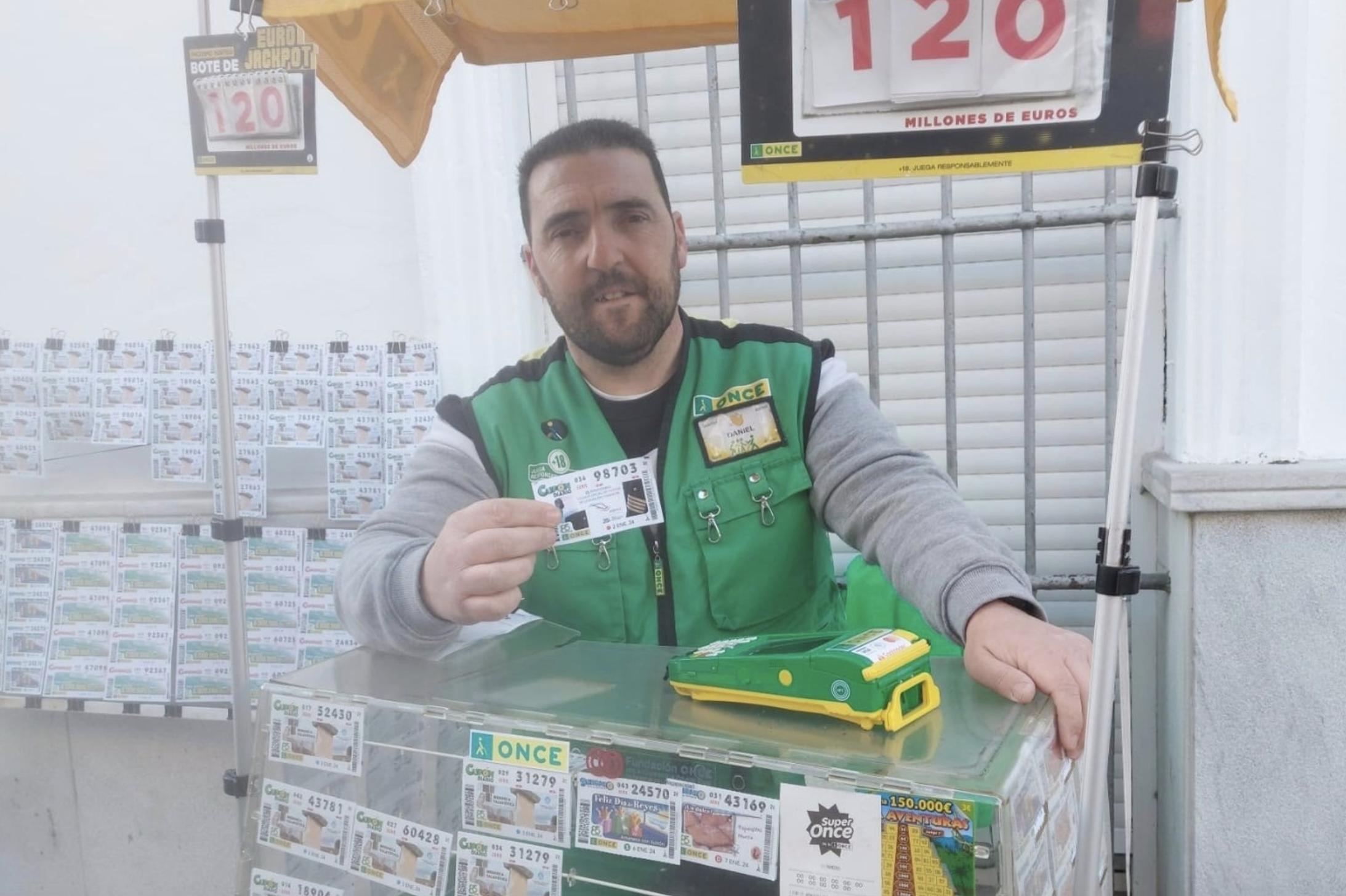 Daniel García, vendedor de la ONCE que ha dado una alegría a diez vecinos en Arcos de la Frontera.