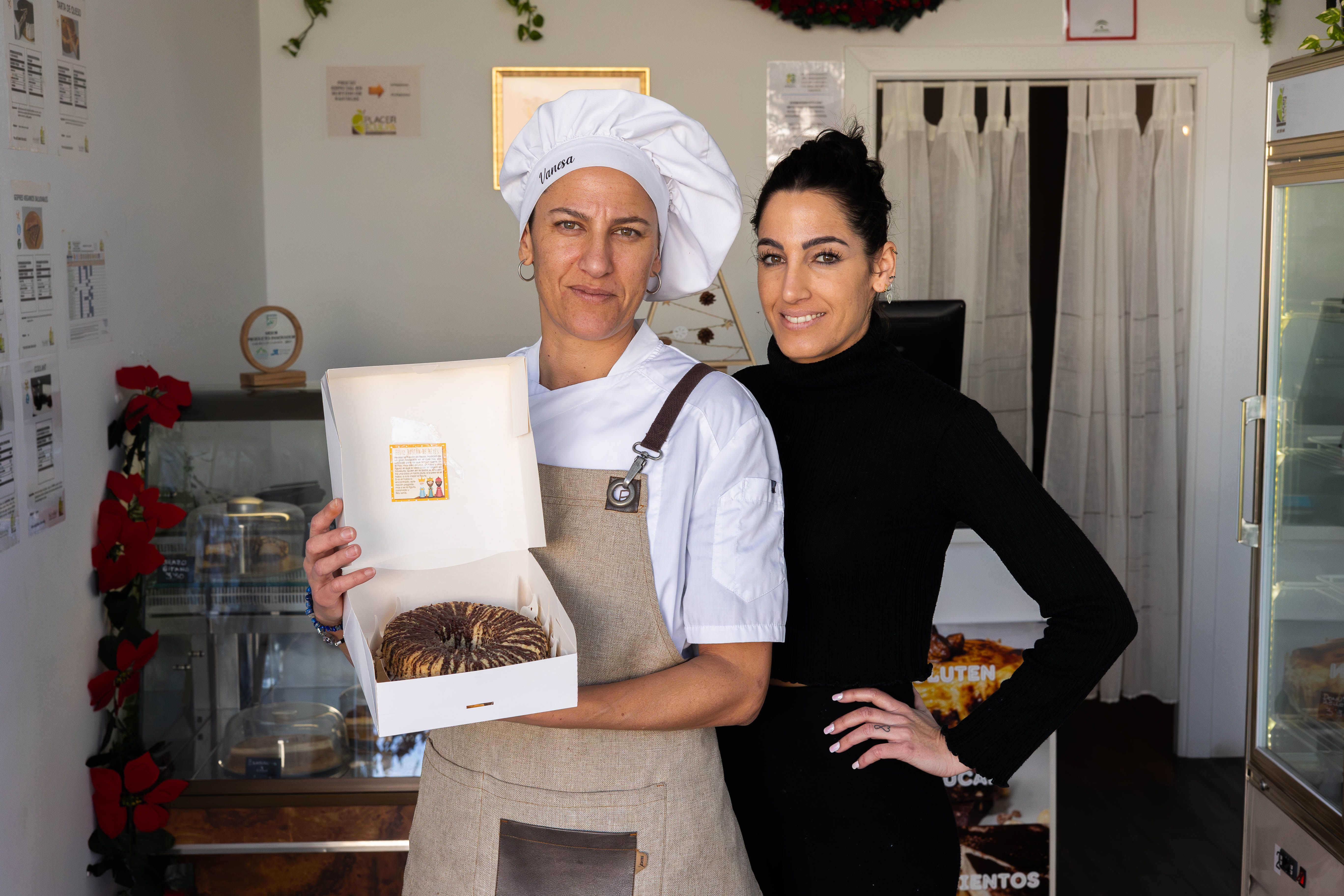 Vanesa y Patricia Guerrero, las hermanas al frente de la pastelería Placer sin culpa en Conil.