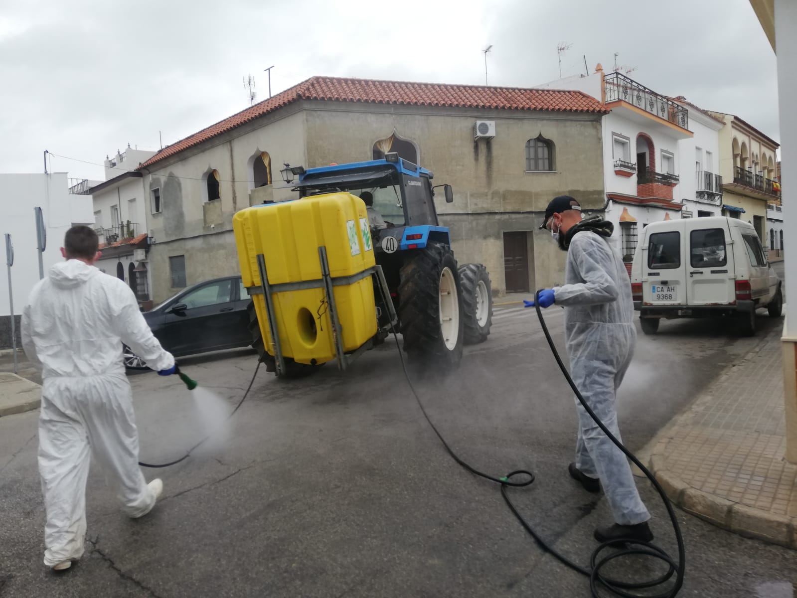 Operarios municipales desinfectando las calles de Puerto Serrano.