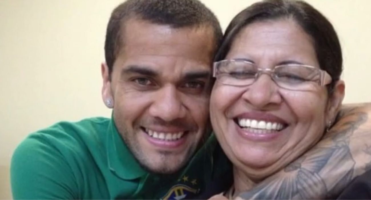 La madre de Dani Alves, junto al futbolista brasileño.