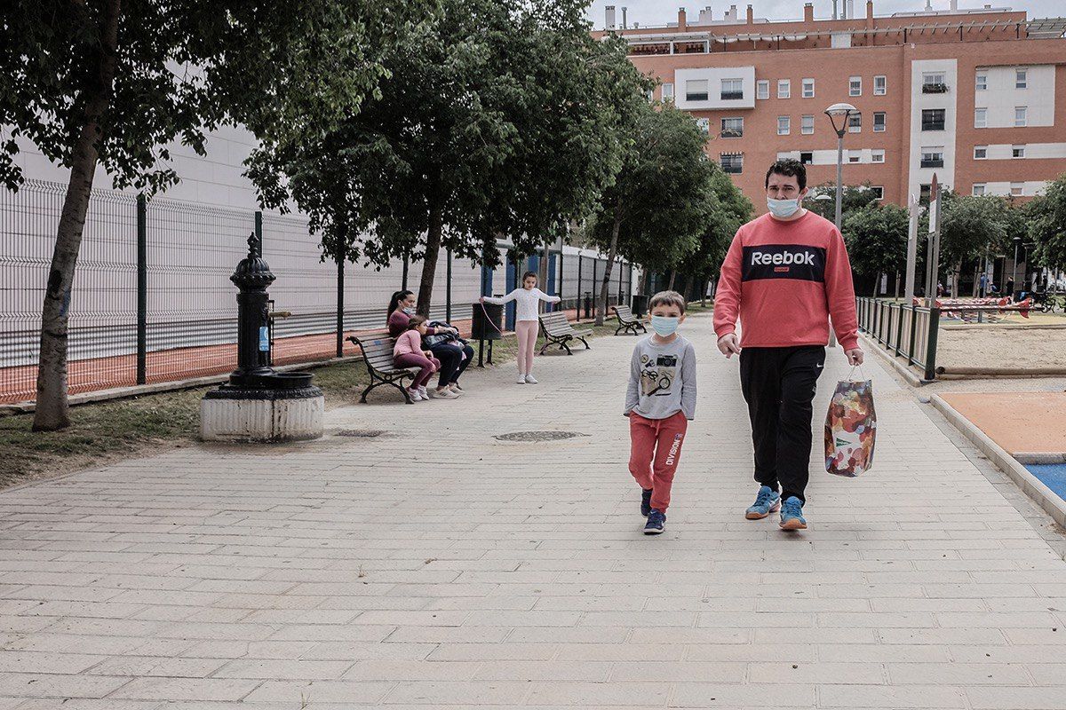 Un adulto y un menor, en Sevilla paseando durante la cuarentena. FOTO: JOSÉ LUIS TIRADO