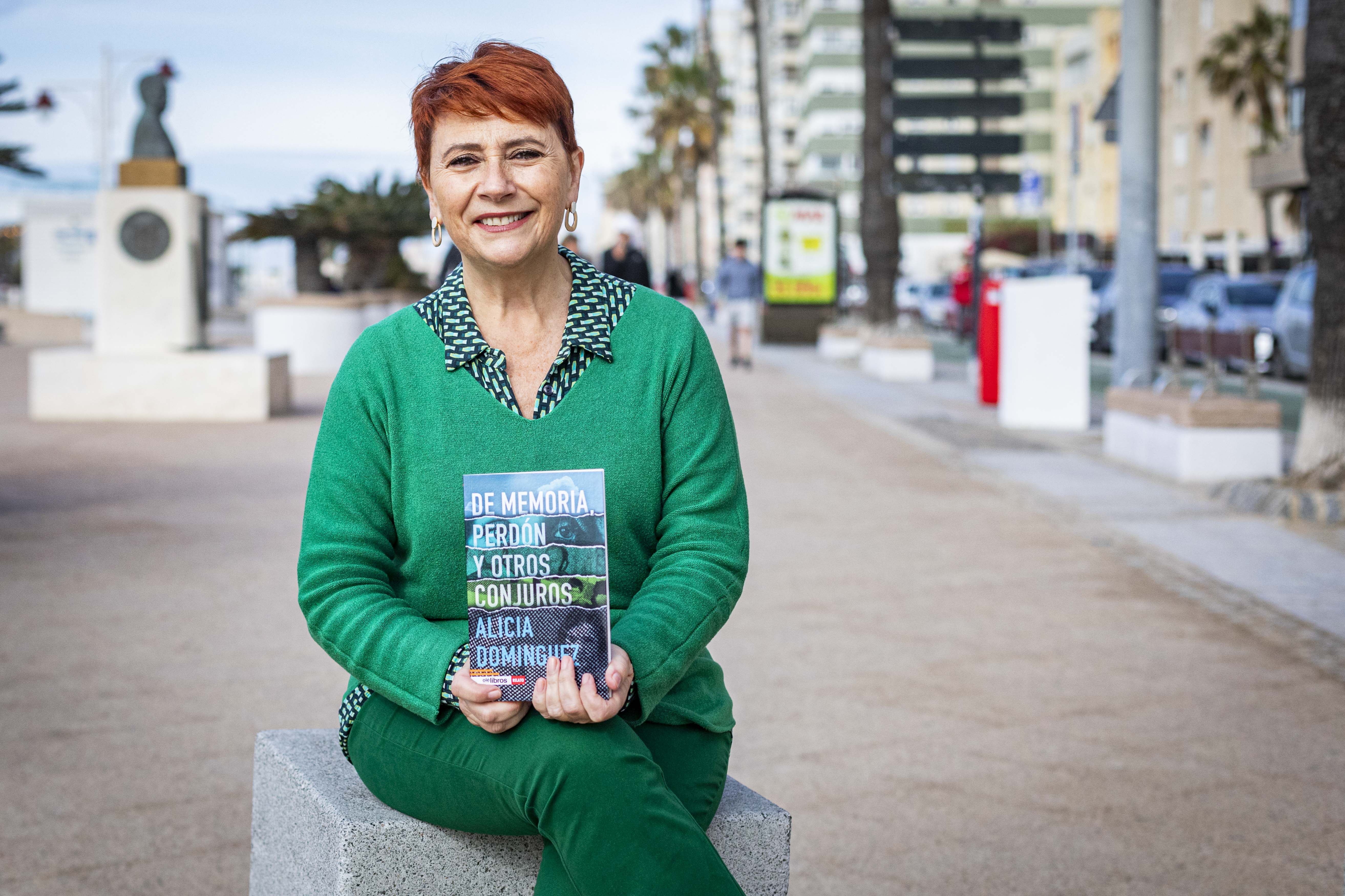 La escritora madrileña, afincada en Cádiz, Alicia Domínguez. GERMÁN MESA