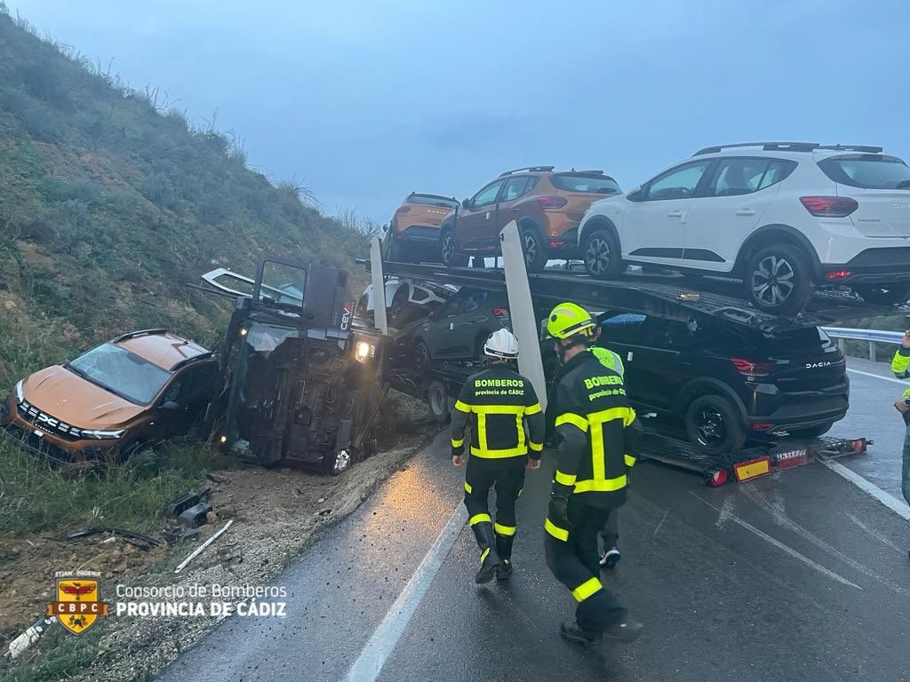Un camión que transportaba turismos ha volcado en Olvera.