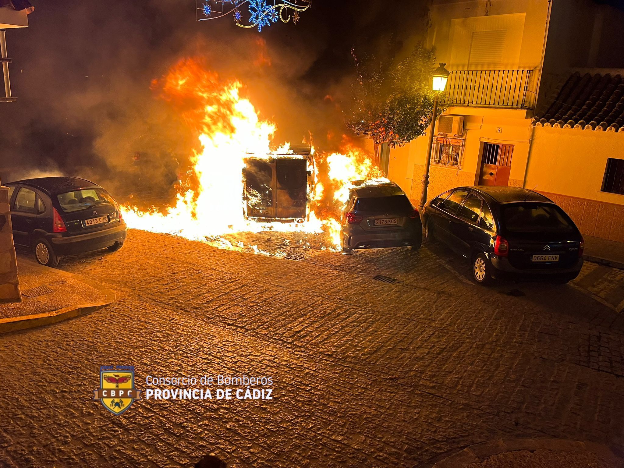 Terror en Paterna tras arder ocho coches, lo que provocó que vecinos salieron por las ventanas de sus casas.